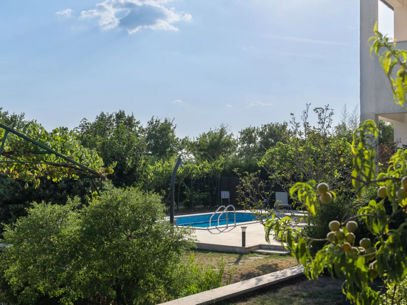 Attraktive Wohnung mit privatem Pool