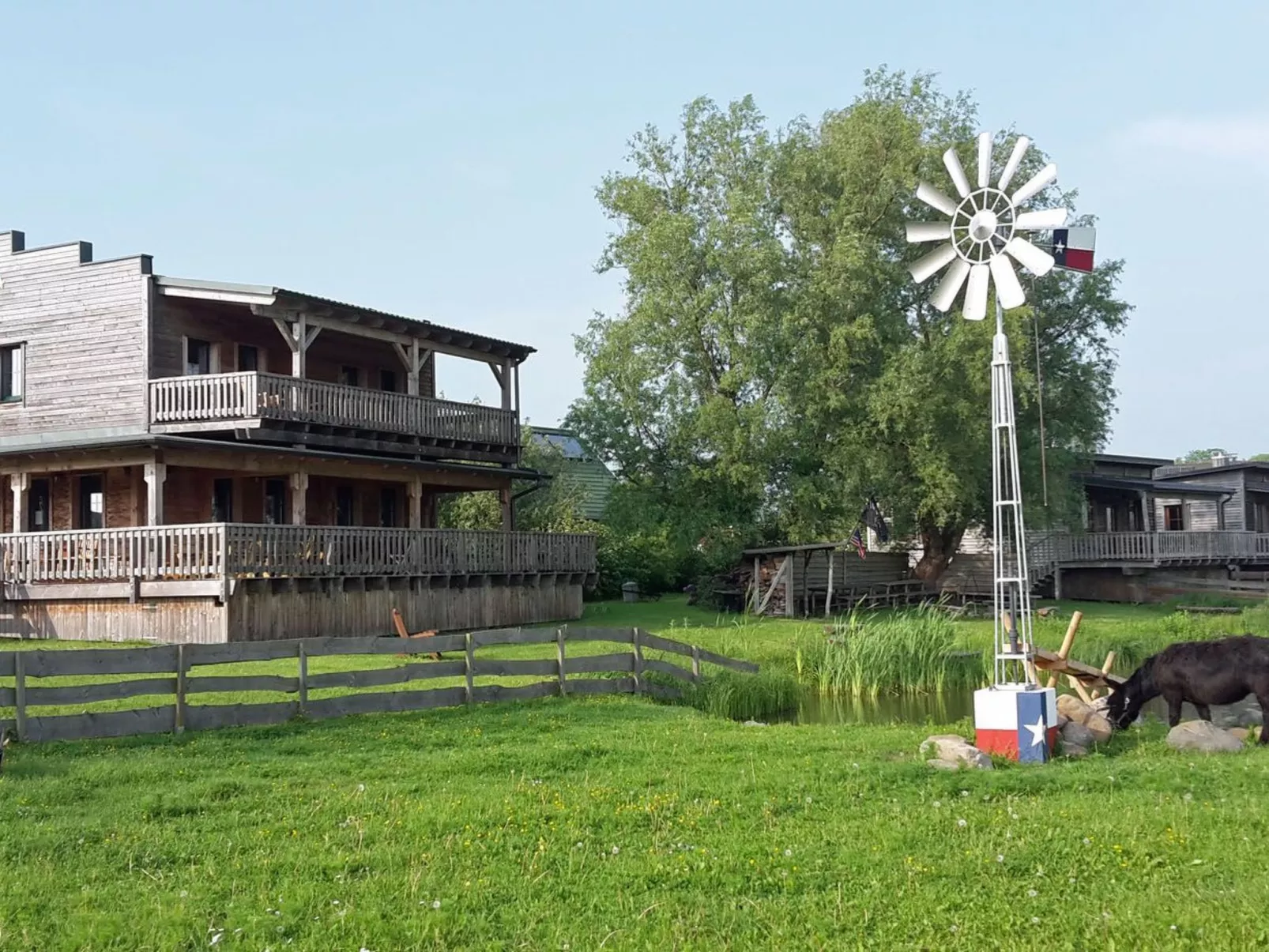 Rustikales Holzferienhaus mit großer Terrasse