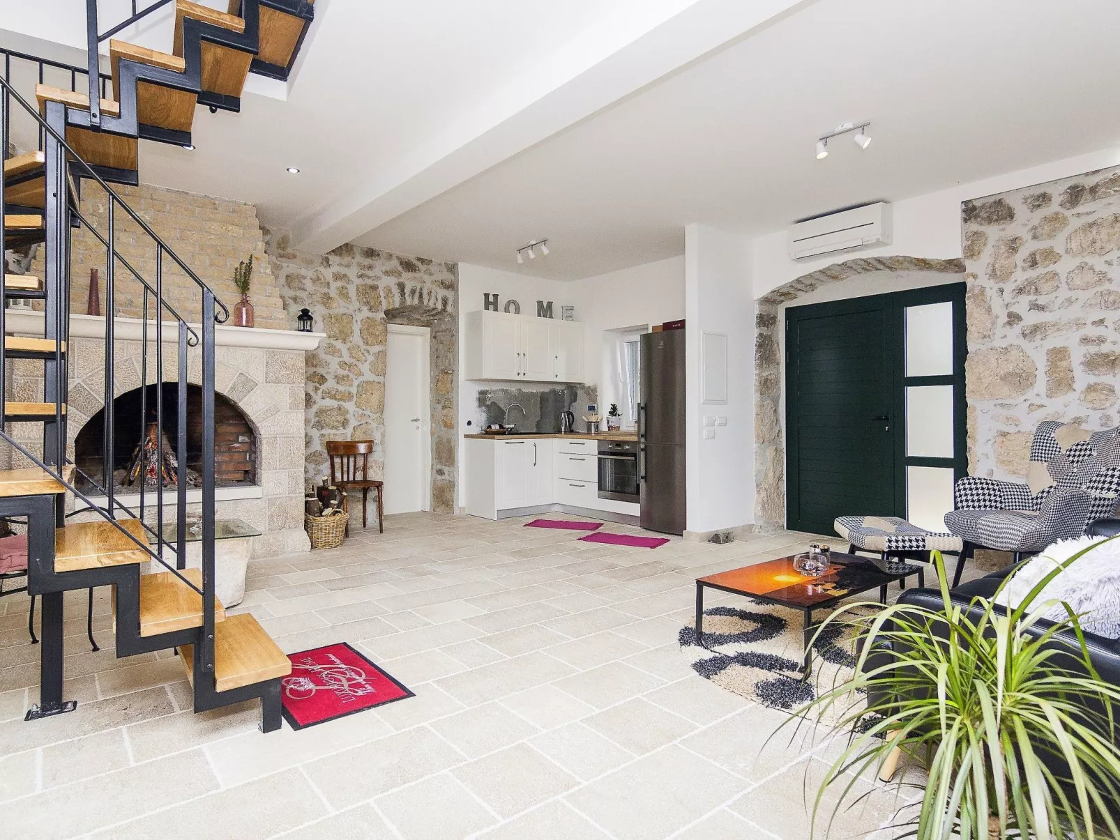 Schönes Steinhaus mit beheiztem Pool, Terrasse m-Image-tags.info