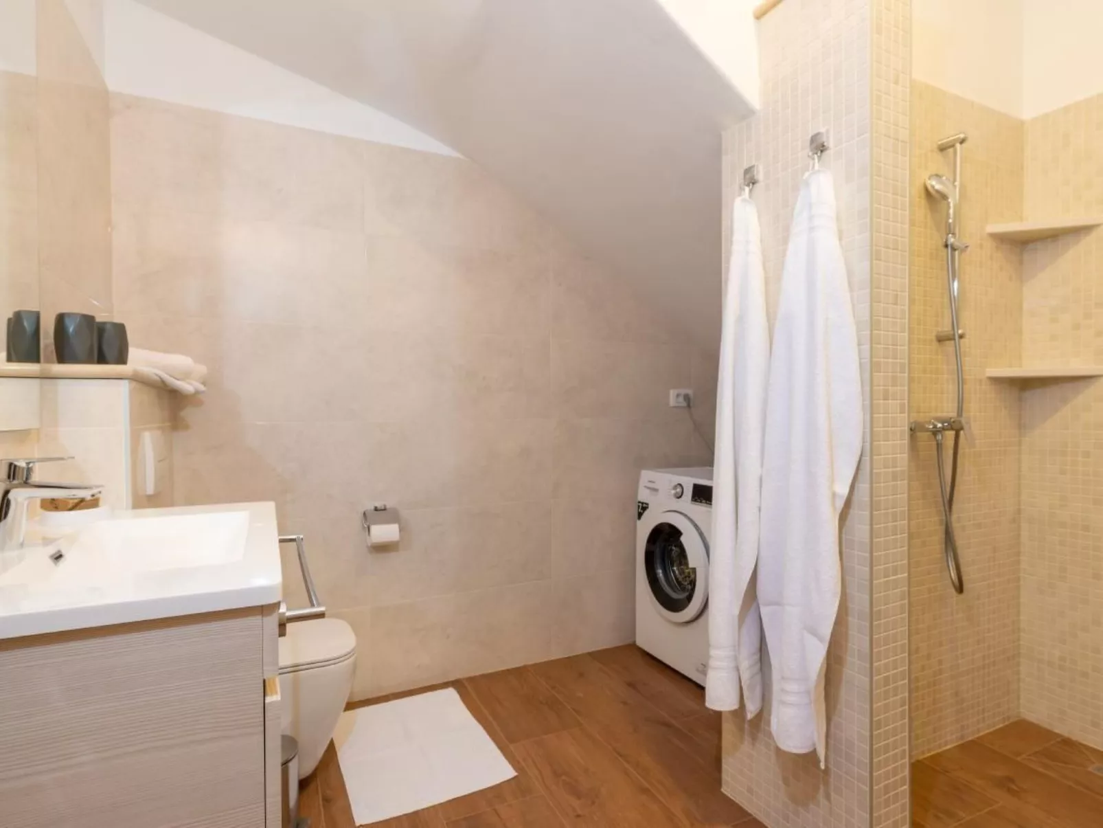 Villa Violette mit Pool nahe Stadtzentrum