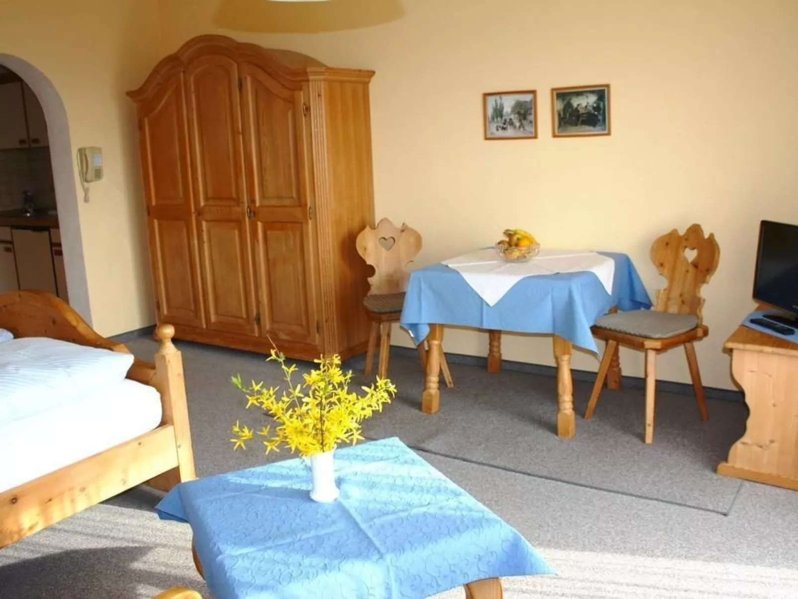 Appartementhaus mit Balkon und Gemeinschaftsgart