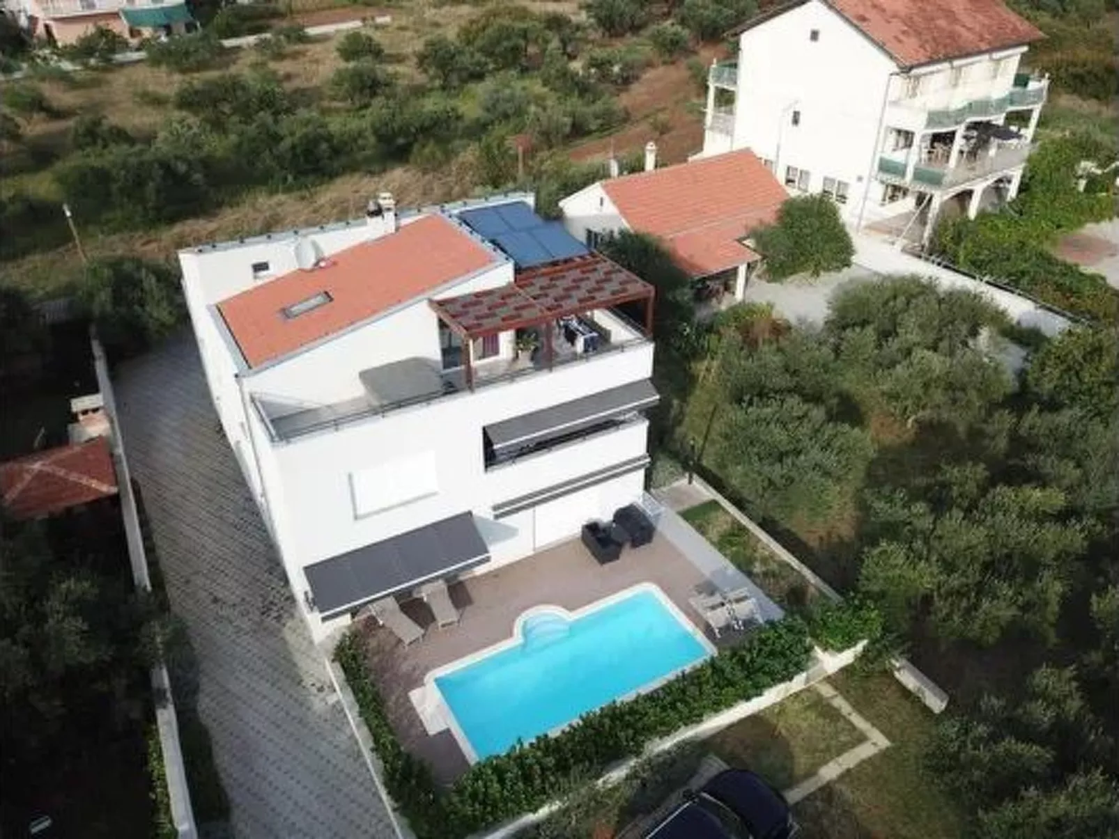 1 mit Schwimmbad und Garten