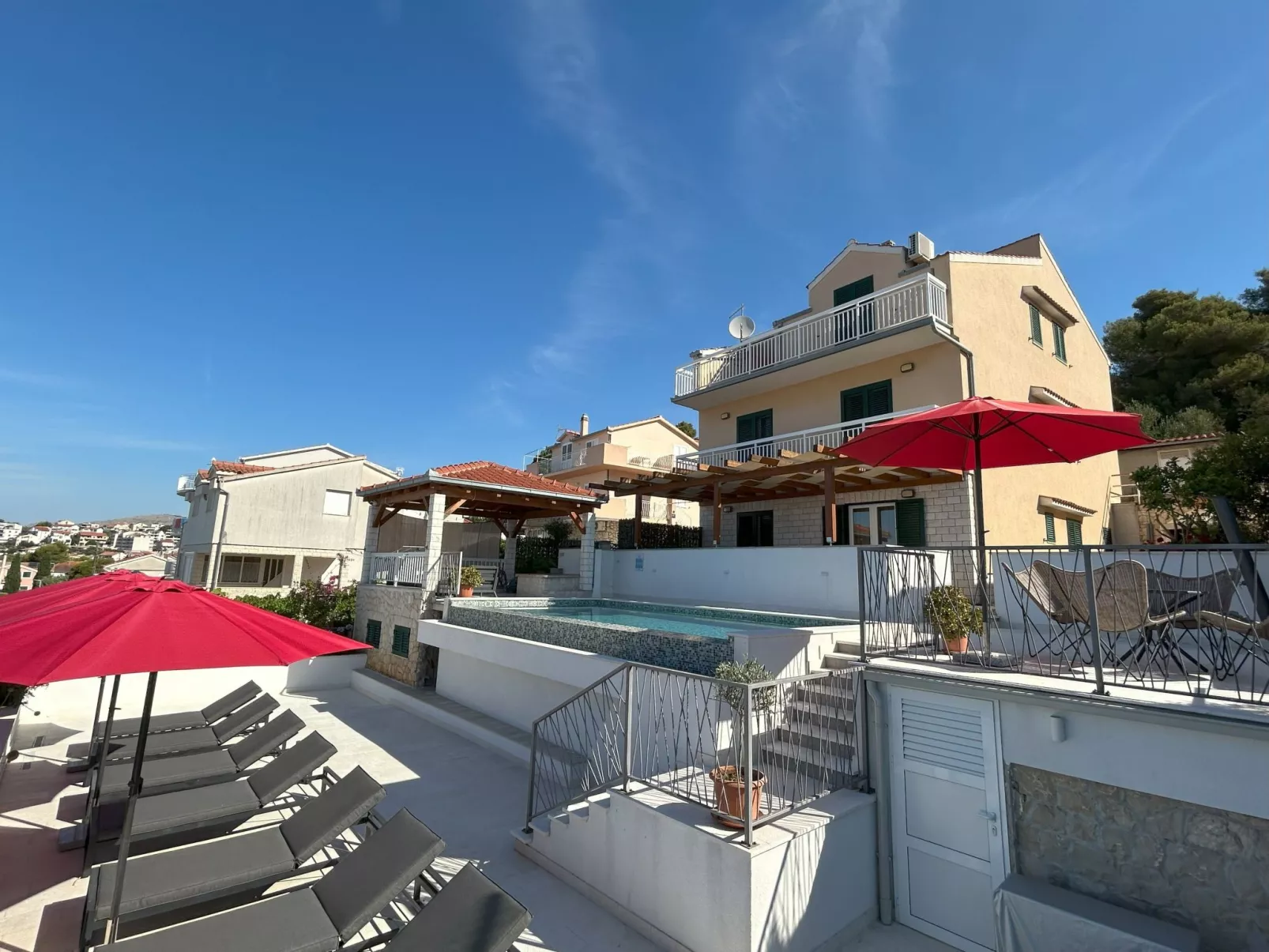 Mit Infinity Pool-Buiten