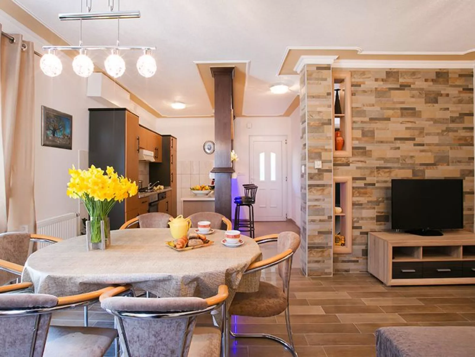 Mélanie im Erdgeschoss einer Villa in Strandnähe