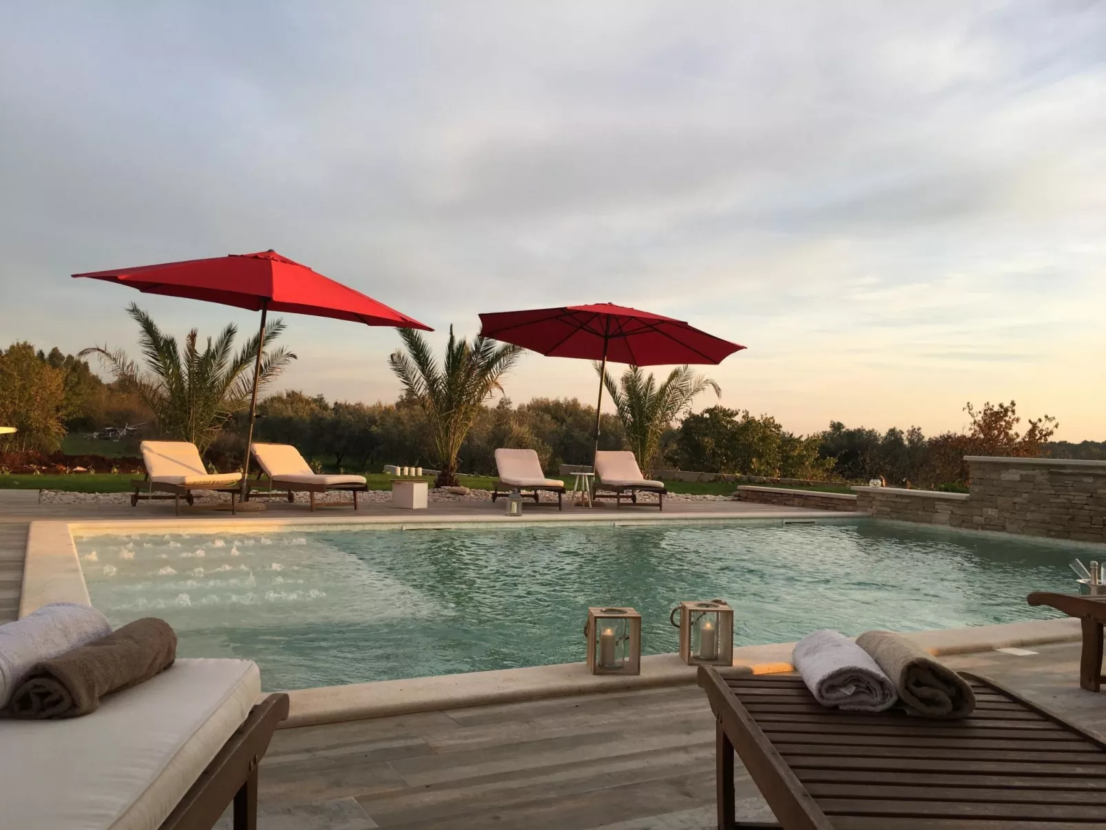 Elegante und komfortable Villa mit Salzwasserpool, Whirlpool und Sauna, umgeben-Image-tags.info