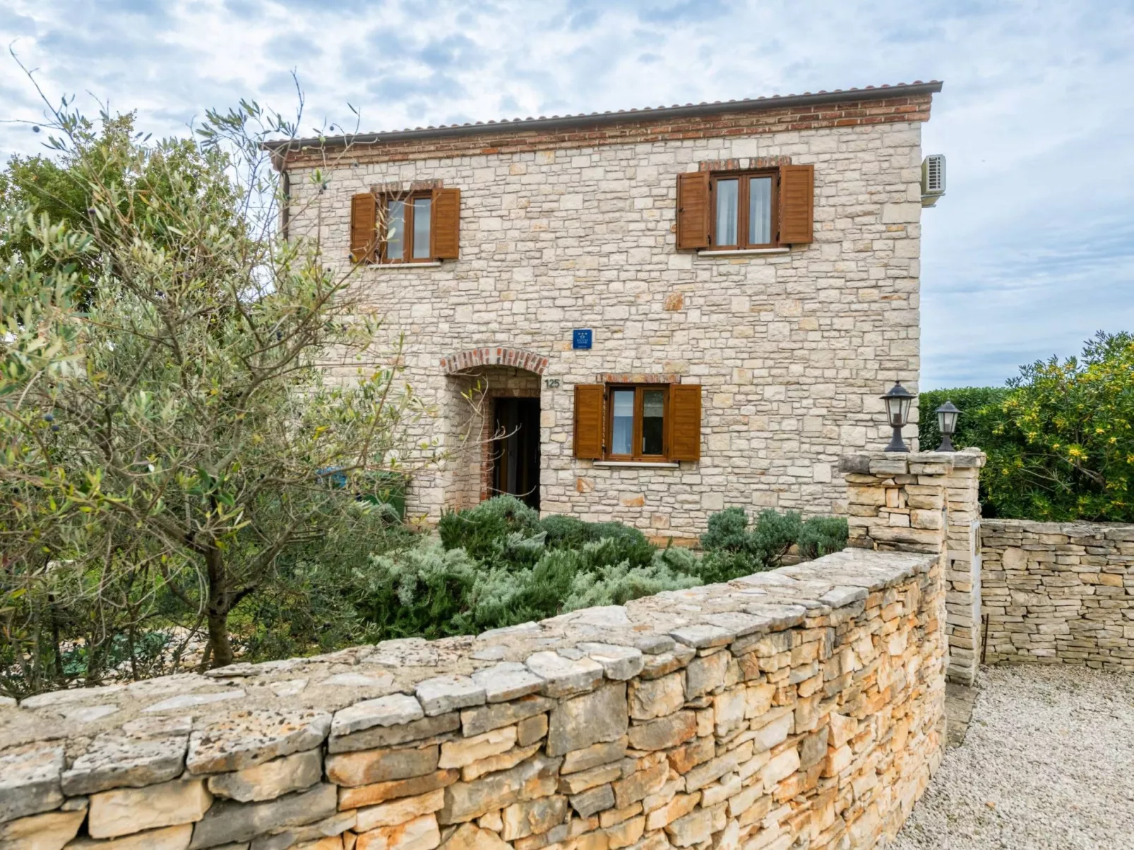 Villa Wish mit beheiztem Pool-Buiten