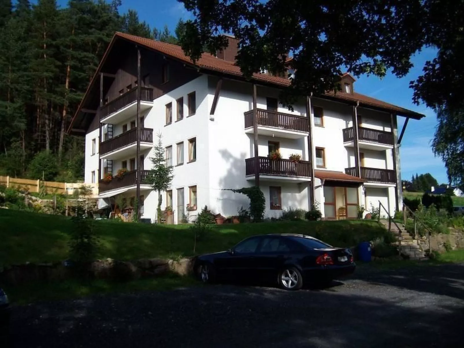 Mit Balkon und zwei Schlafzimmern