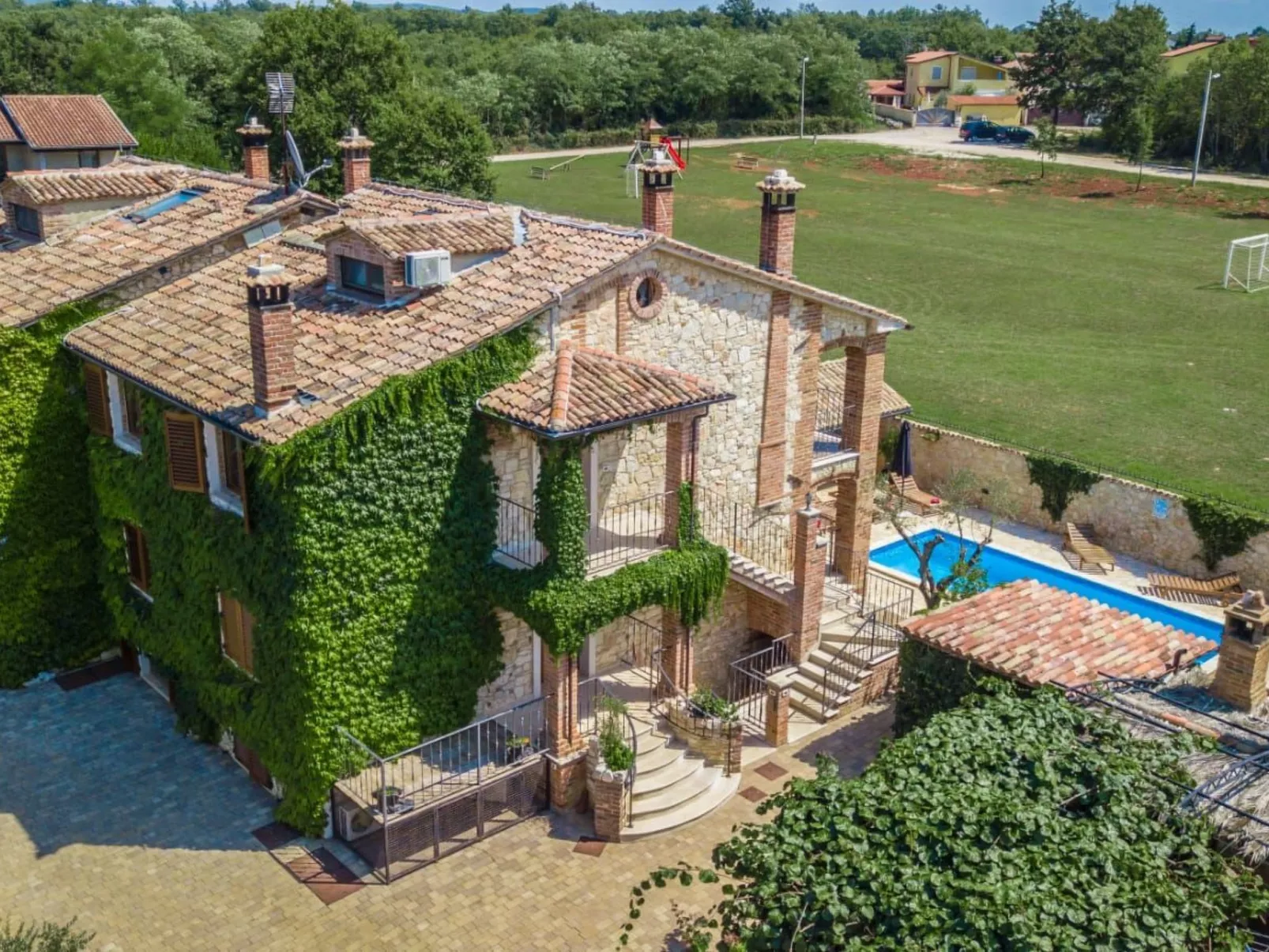 Andre Wohnung mit Pool-Buiten