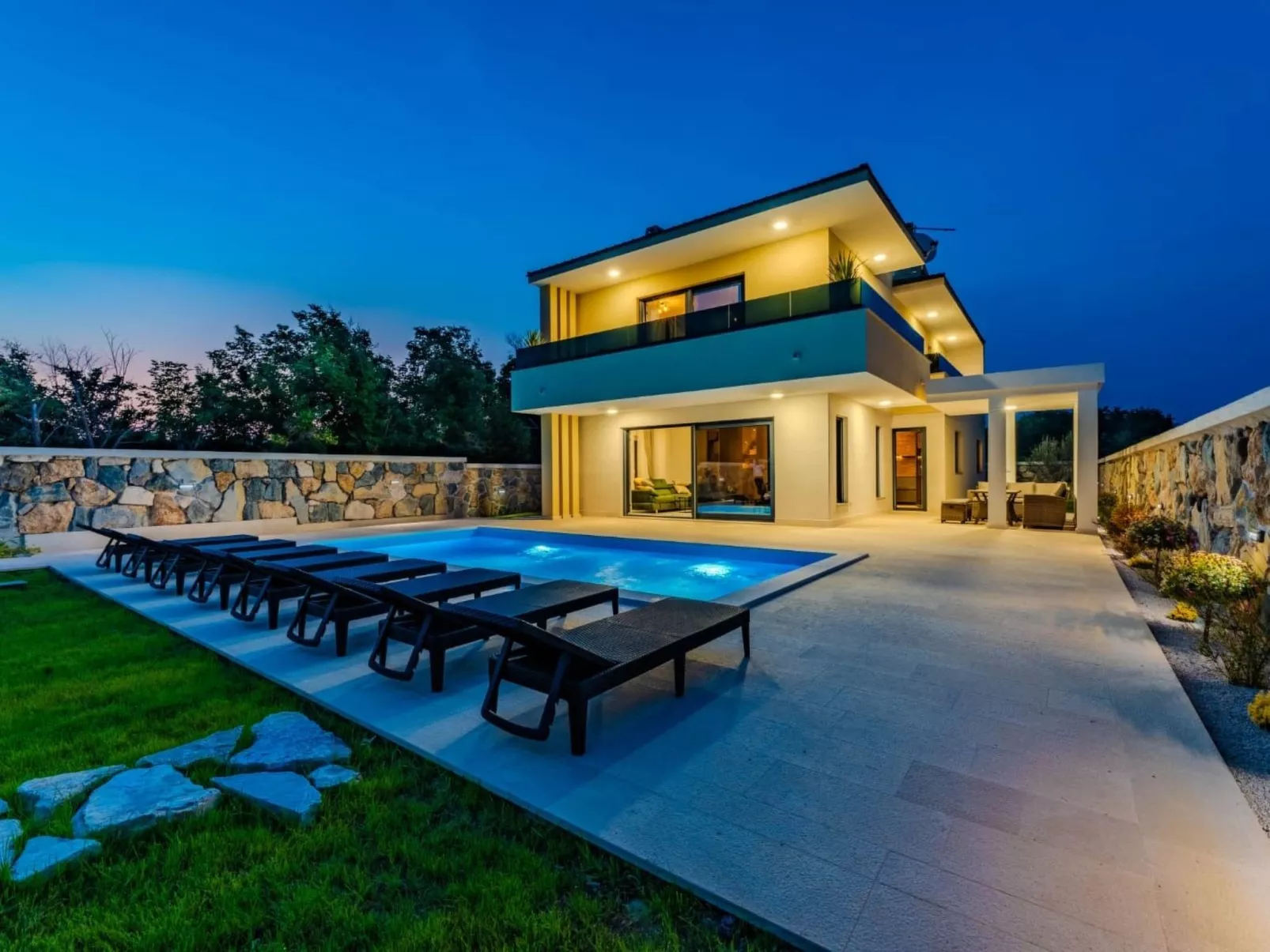 Neue Luxusvilla mit Pool - Agentur TA Leut-Buiten