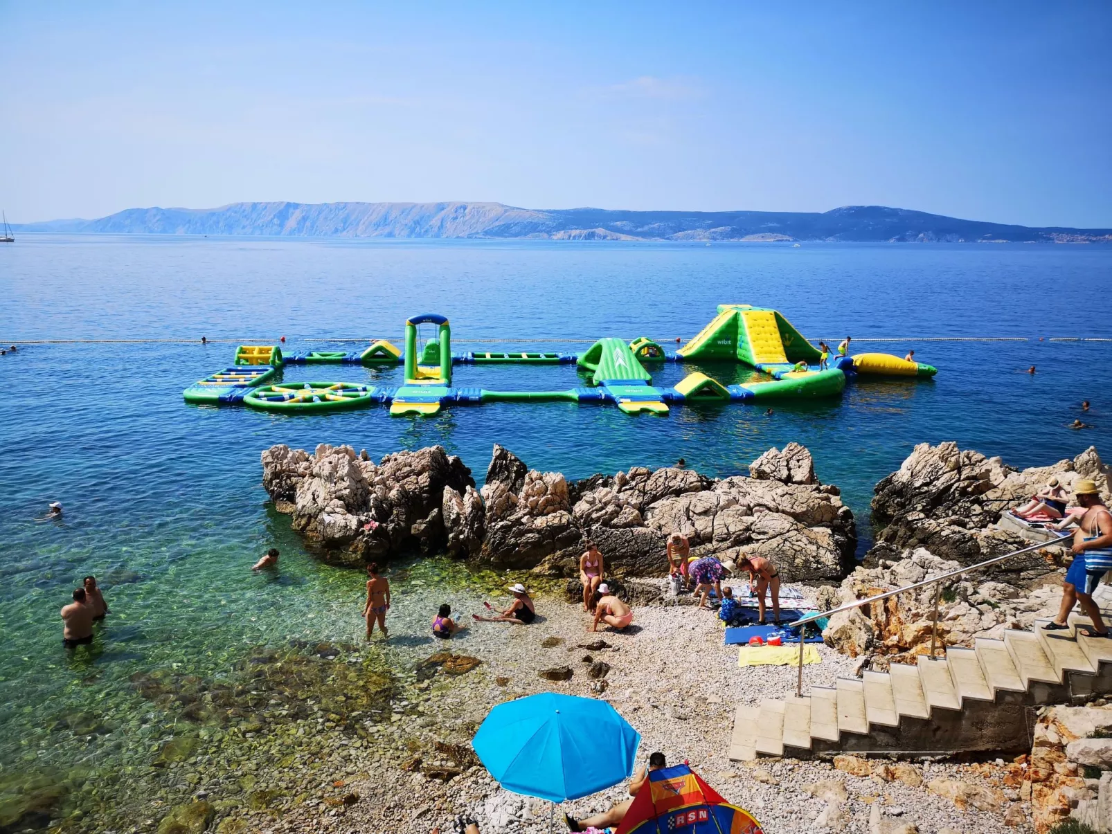 "Ana" mit Blick auf das Wasser-Image-tags.info