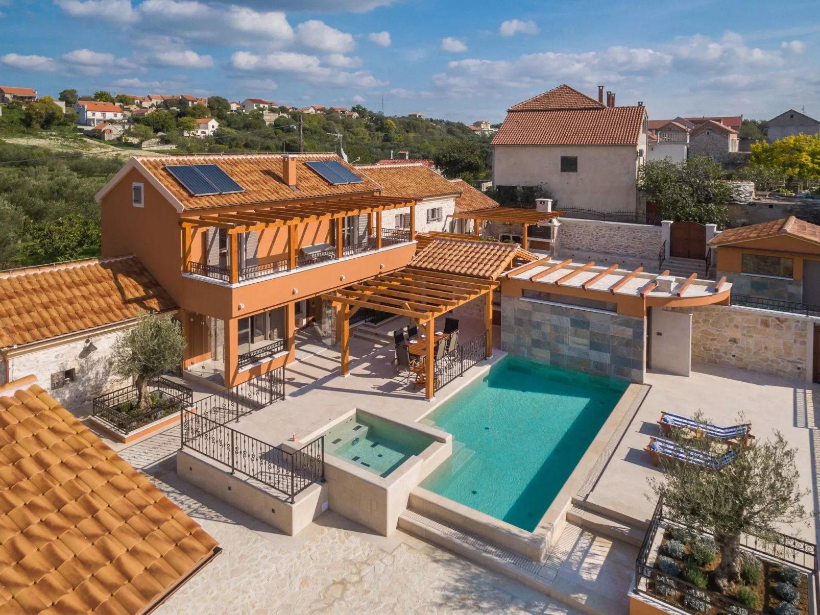 Die Höfe der Villa Ivan