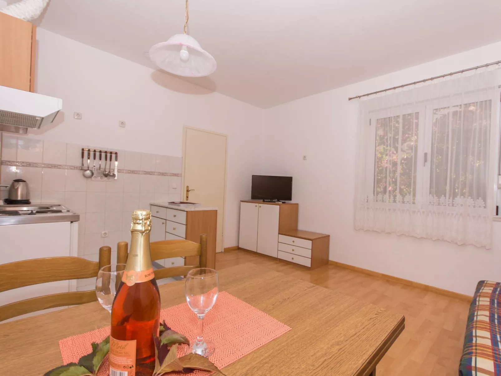 Für vier Personen, mit einem Balkon