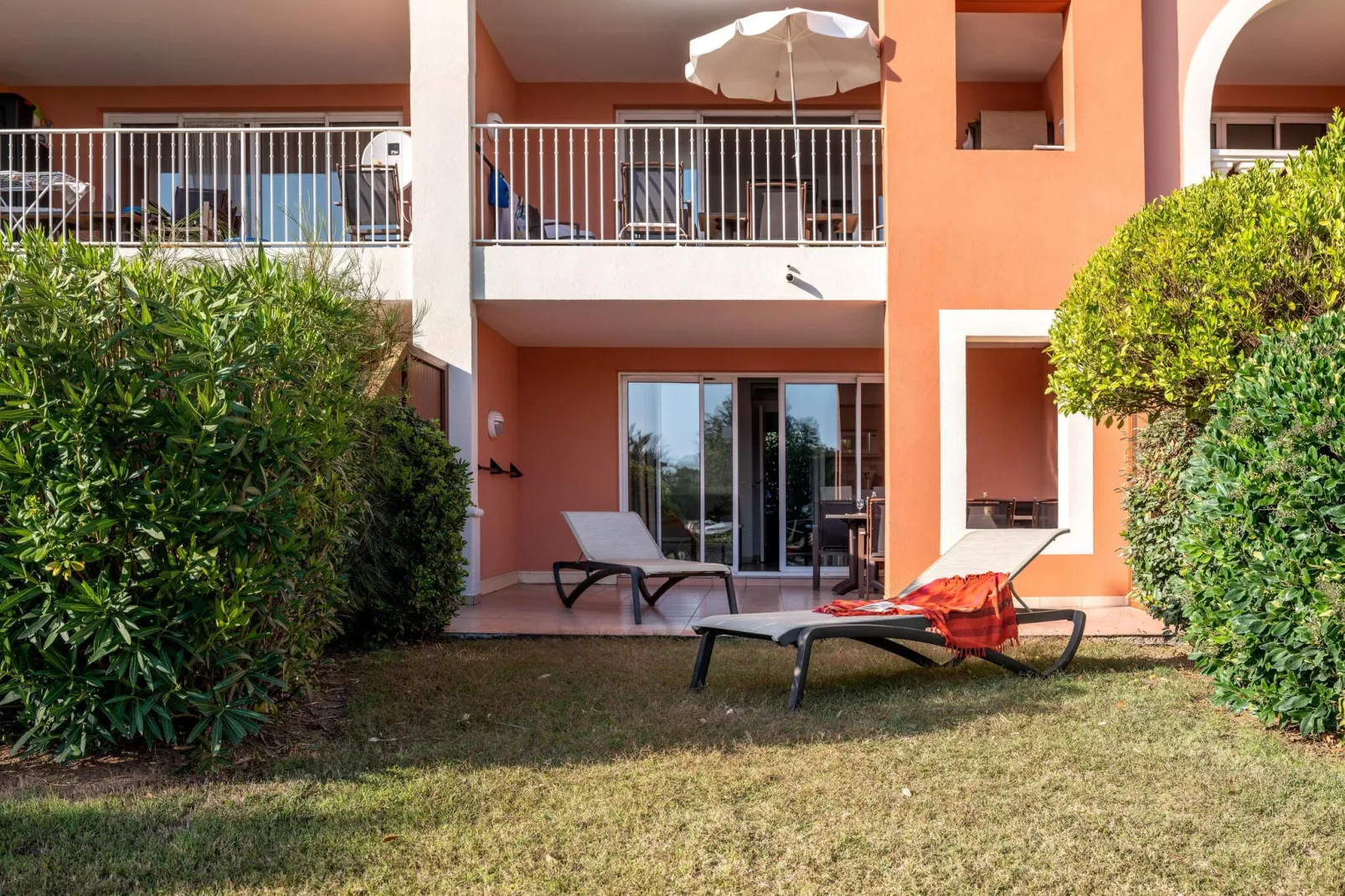 Residence Les Calanques, Les Issambres-27 Standard - Apt. 6 p. - 1 bedroom+1 sleeping alcove - terrace-Buitenkant zomer