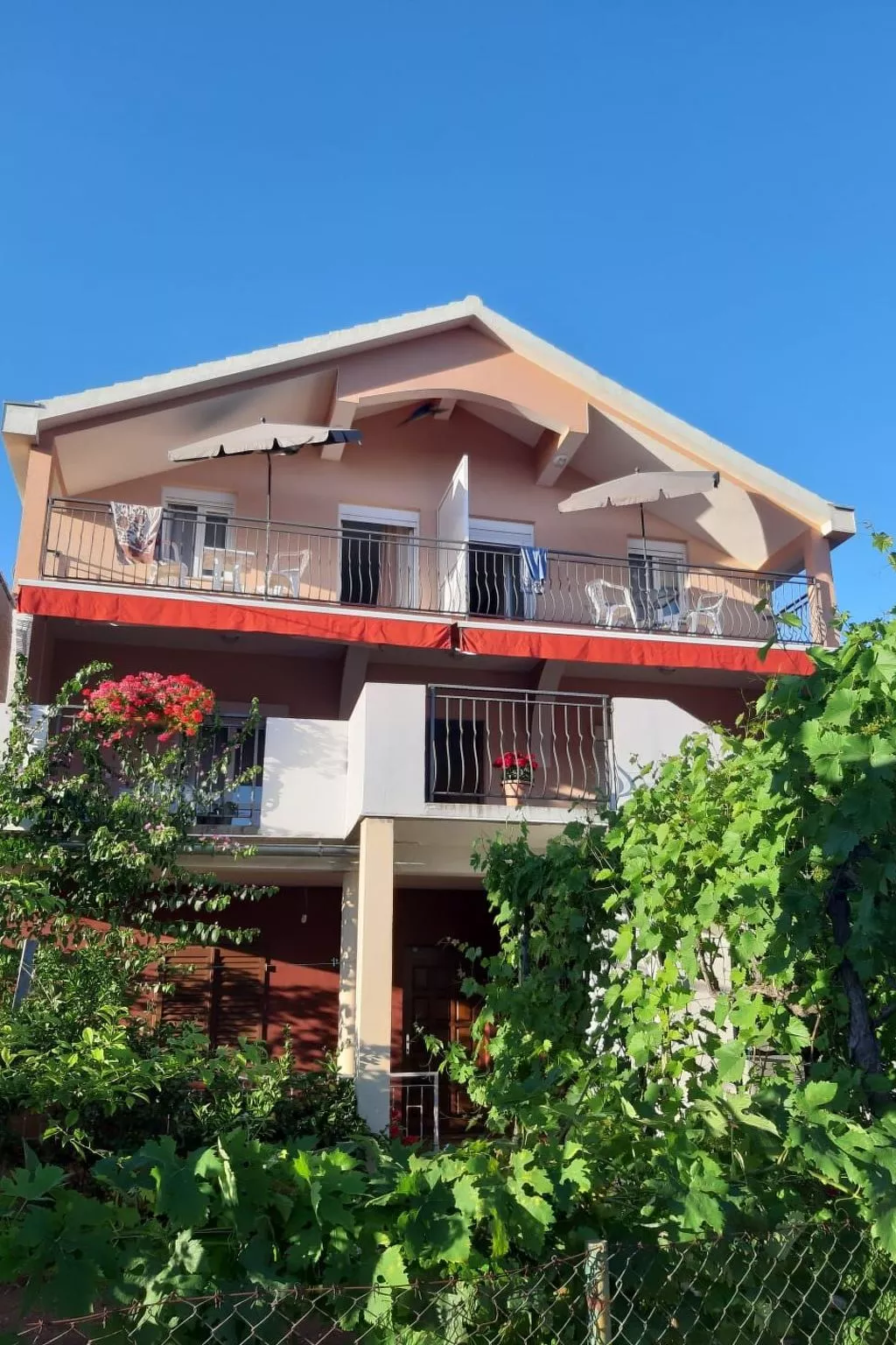 Appartement mit Balkon-Buiten