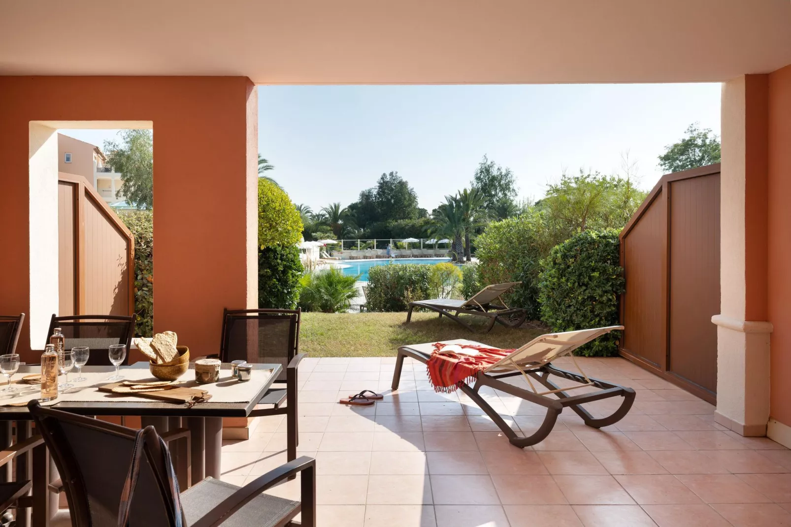 Residence Les Calanques, Les Issambres-27 Standard - Apt. 6 p. - 1 bedroom+1 sleeping alcove - terrace-Terrasbalkon