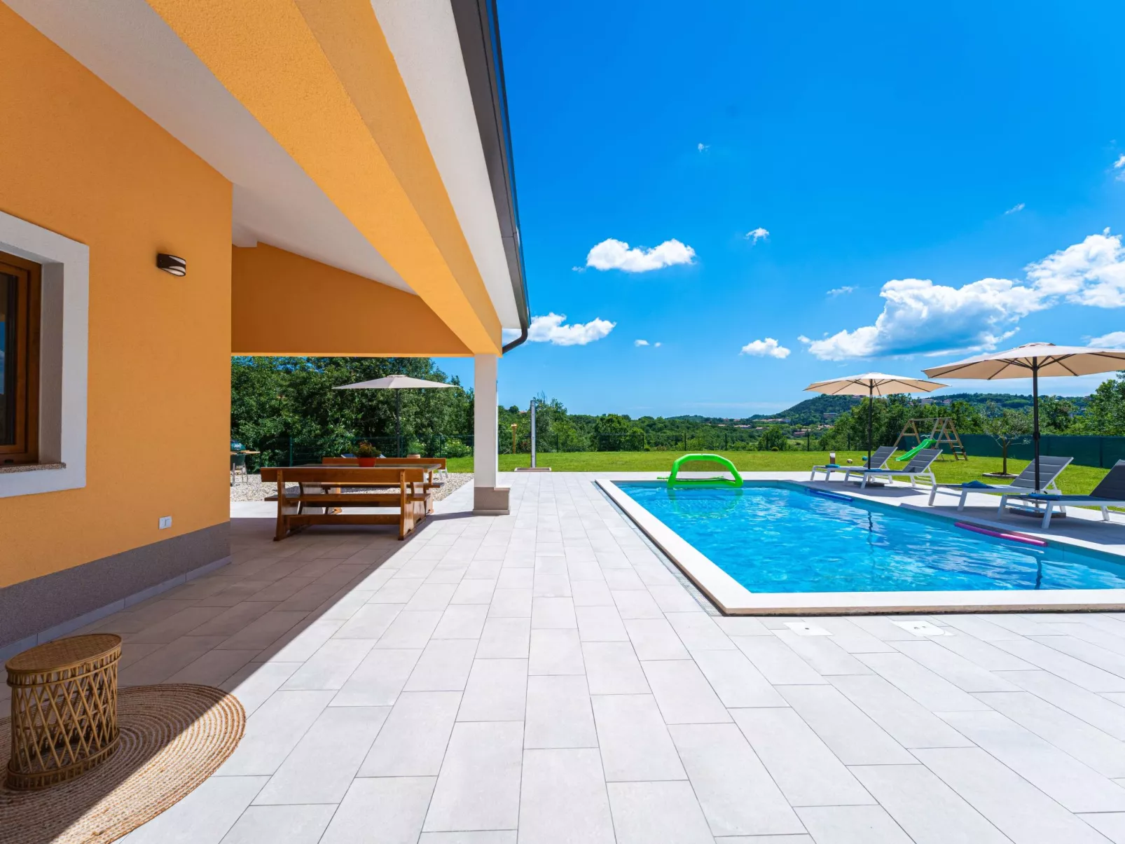 Luxuriöse Ferienvilla mit atemberaubender Aussicht-Buiten