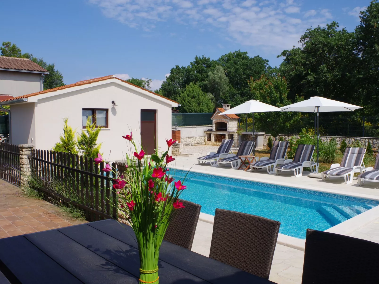 Geräumiges Ferienhaus mit 4 Schlafzimmern und privatem Pool-Buiten