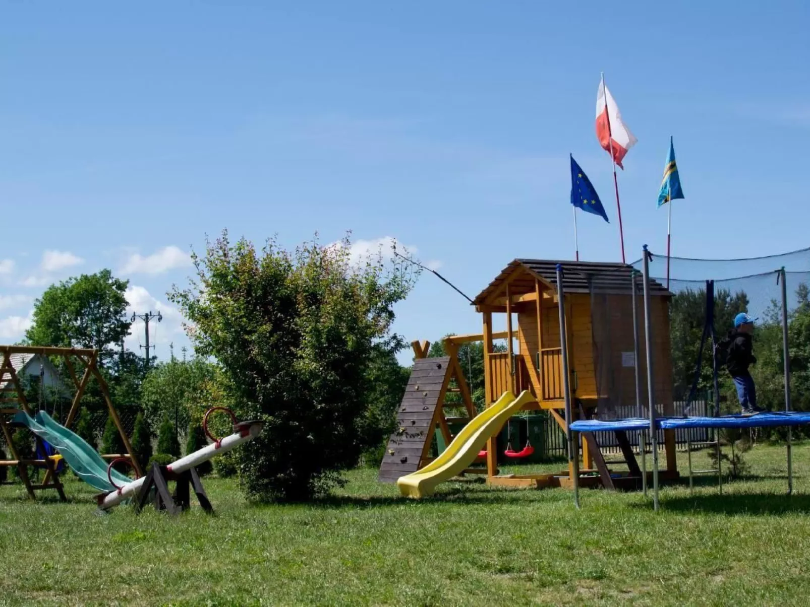 Modernes Ferienhaus in Biebrowo mit Grill, Garten und Terrasse-Buiten