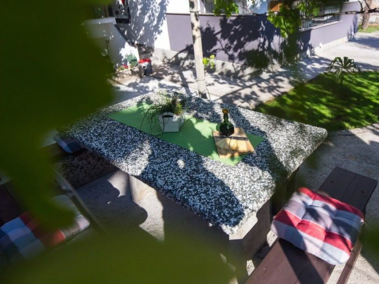 Apartment mit einem kleinen Wohn- und Essbereich und Schlafzimmer-Buiten