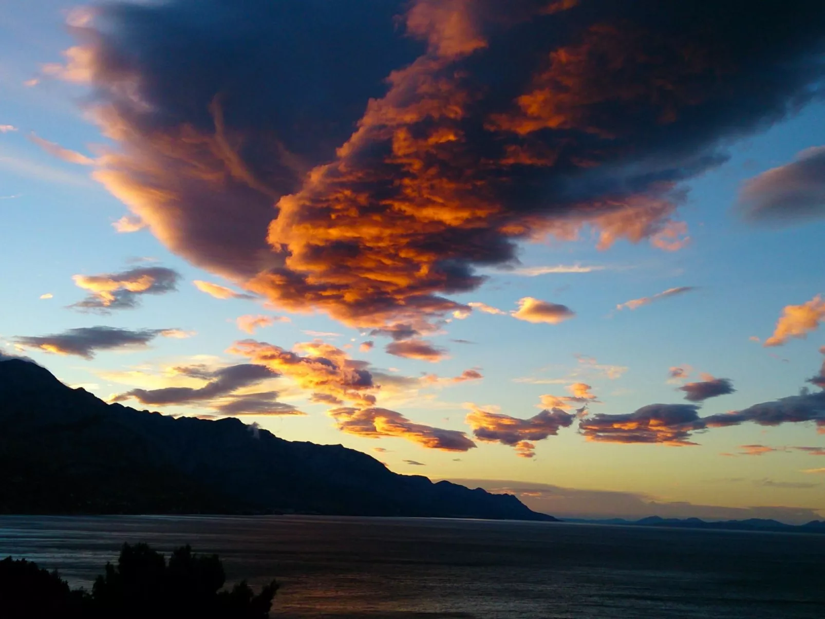Moderne, helle Ferienwohnung mit Meerblick-Buiten