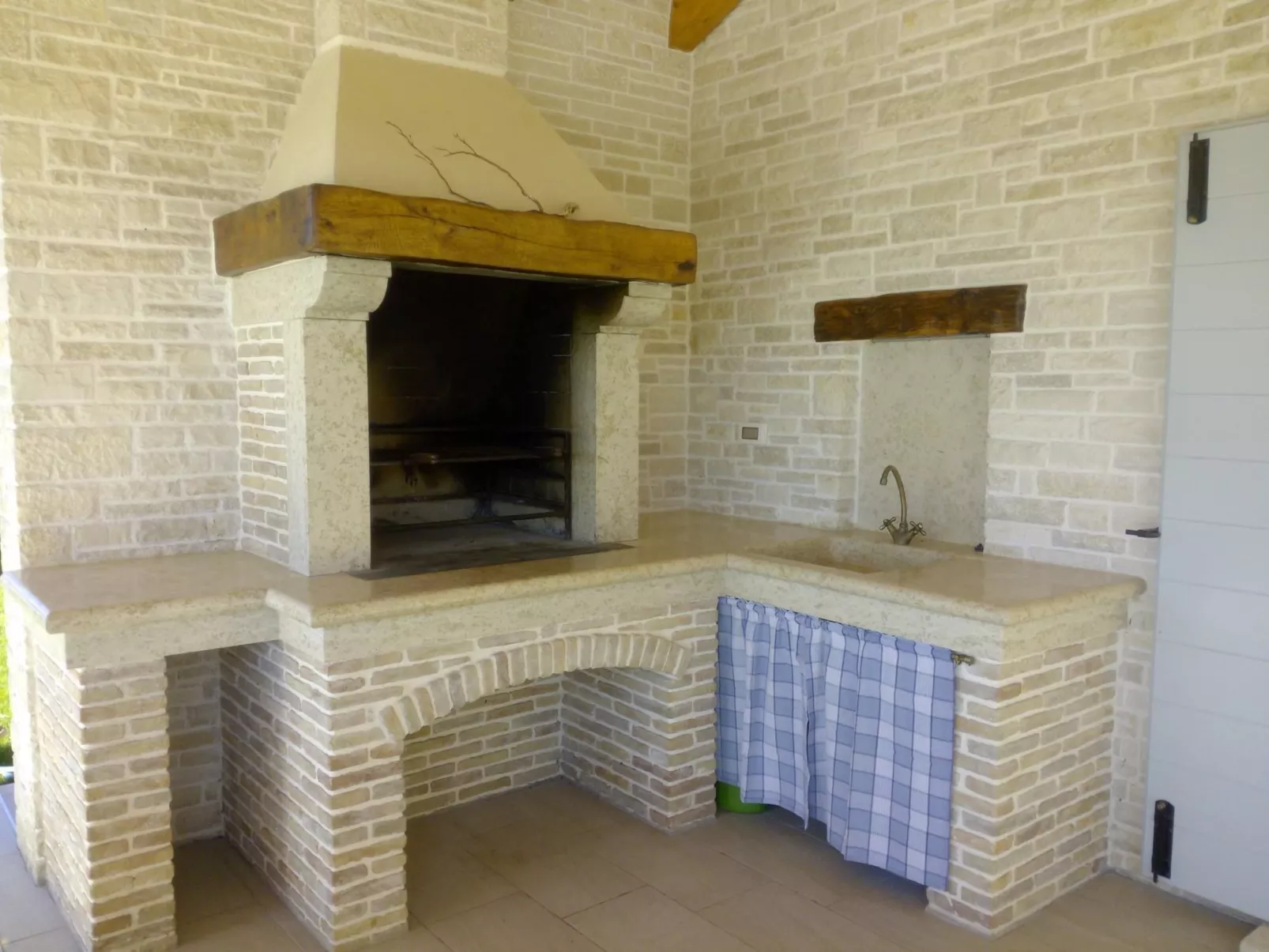 Für 8 Personen und 2 Kinder in Segotici, Istrien (Südküste von Istrien)-Image-tags.info