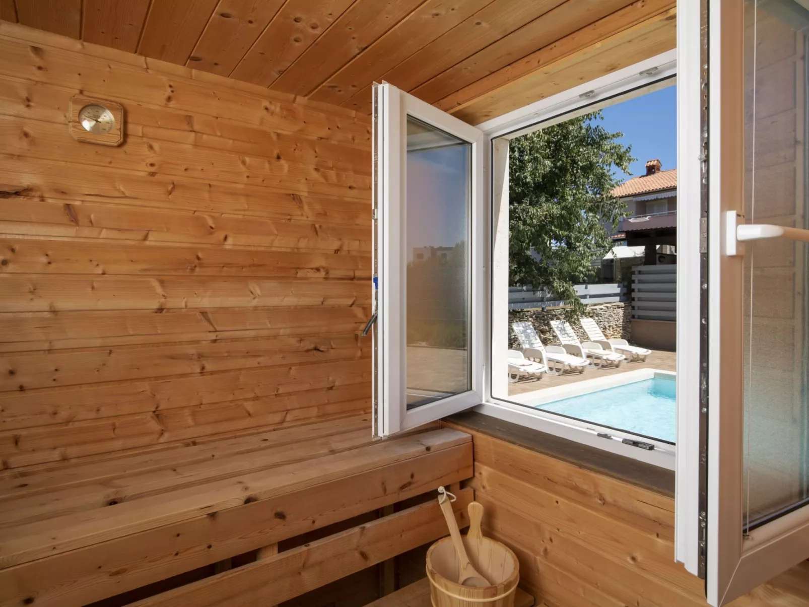 Villa Nocciola mit 6 Schlafzimmern in Meeresnähe