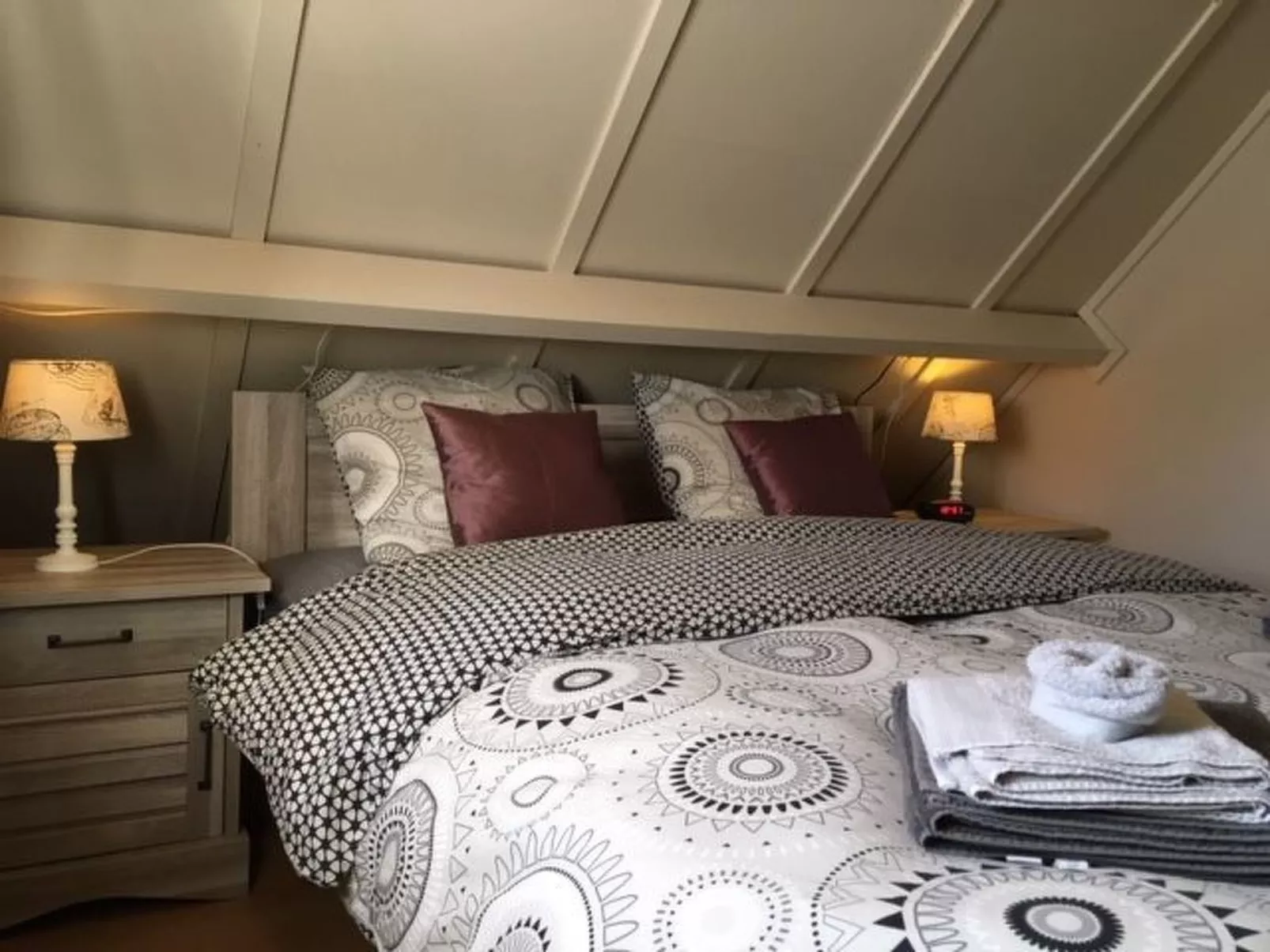 Zonneweelde bei Dünen und Wald