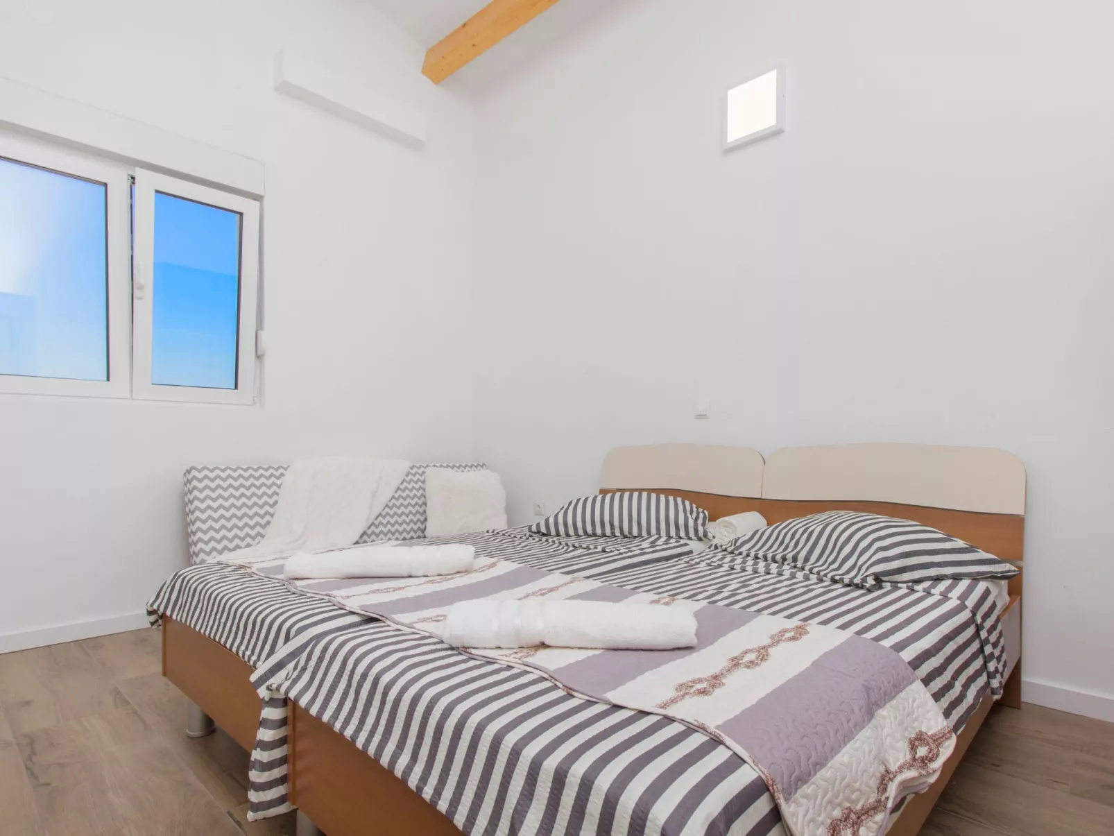 "Appartement Nr. 5".-Binnen