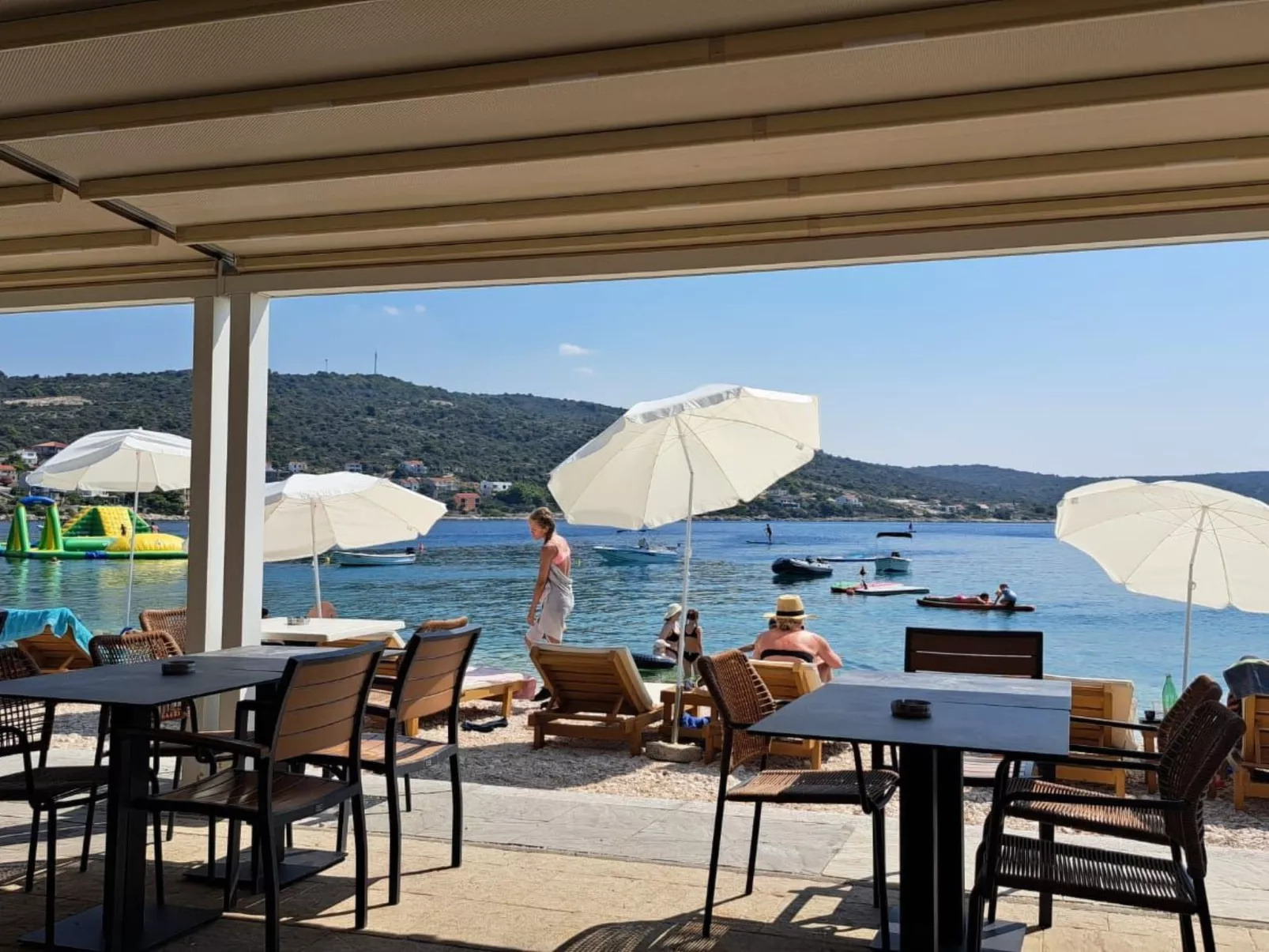 Mit Blick auf das Wasser