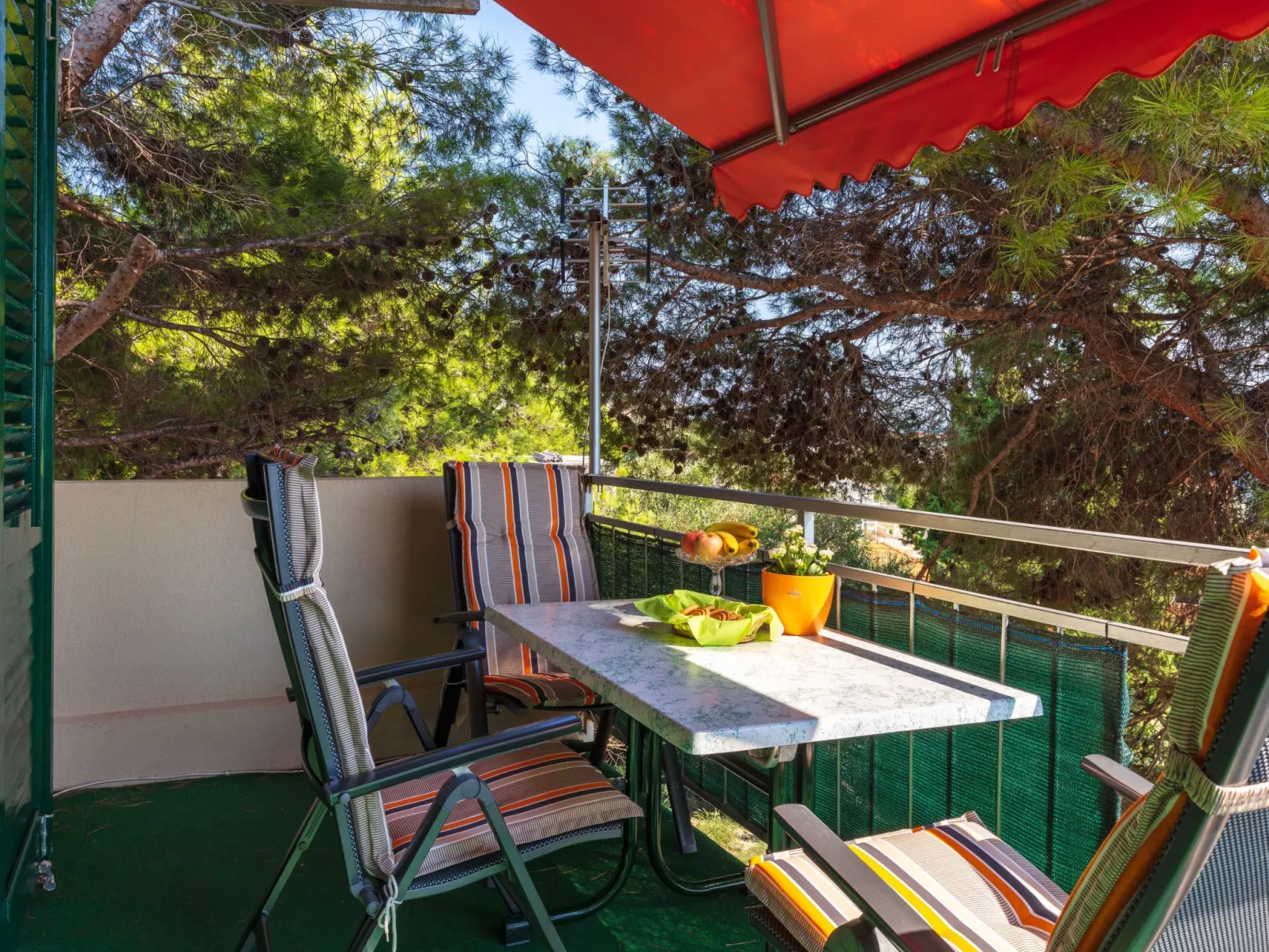 "Barbara" mit Blick auf das Wasser - Buiten