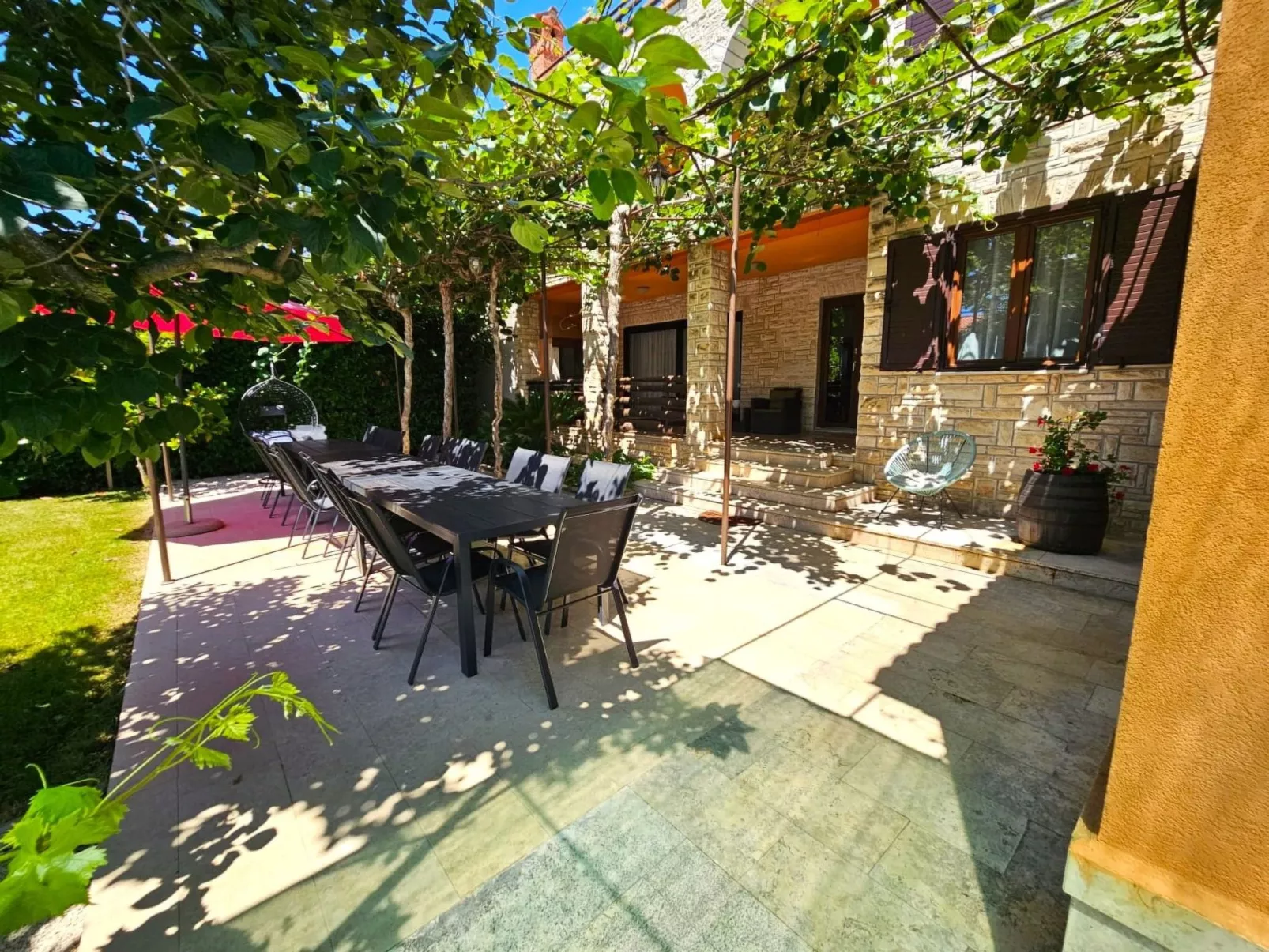 Sehr geräumige Villa mit Pool-Buiten