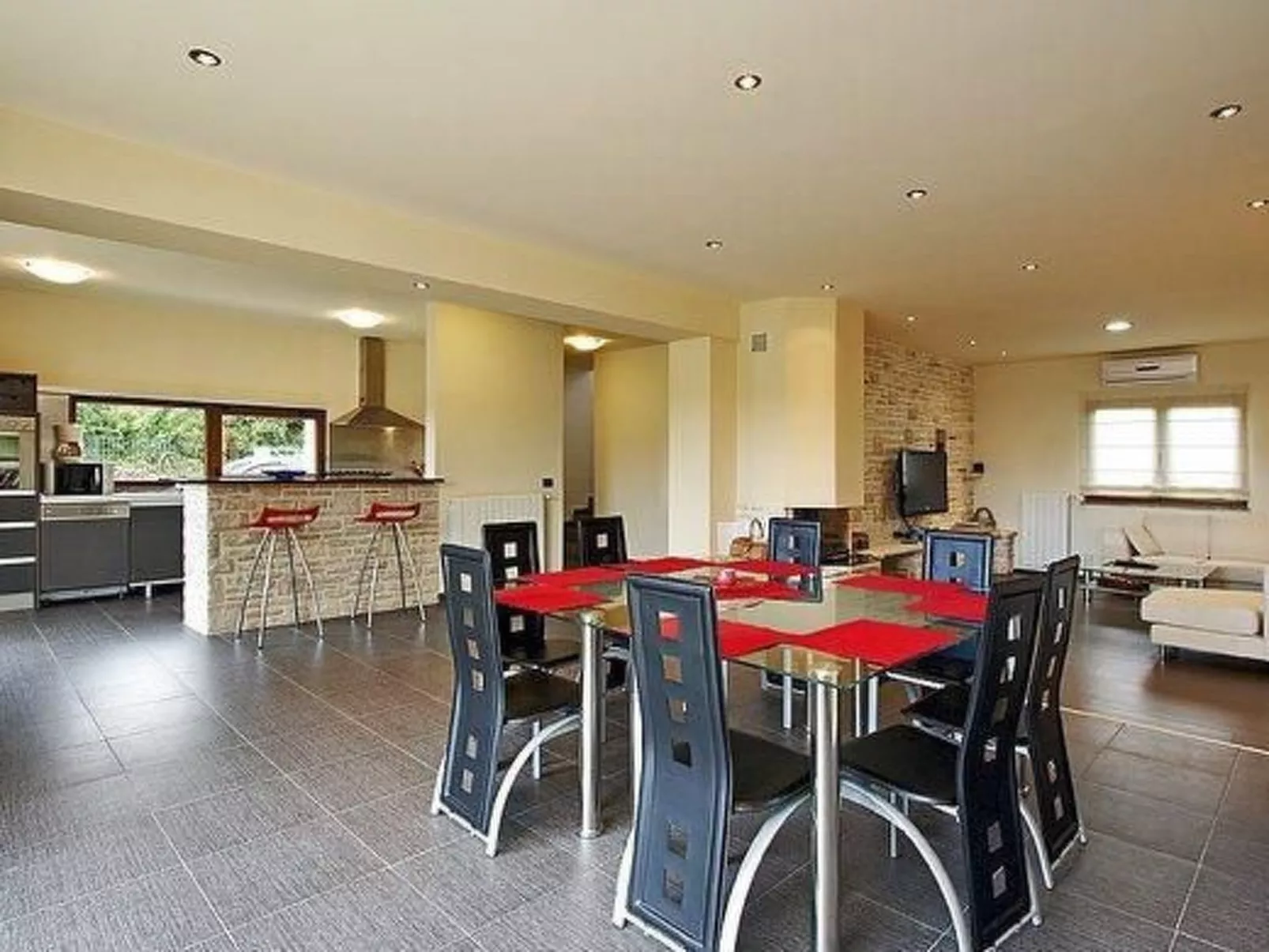 Luxuriöse Villa mit riesigem Olivenbaum-Garten, Sonnenterrasse, großem Pool und