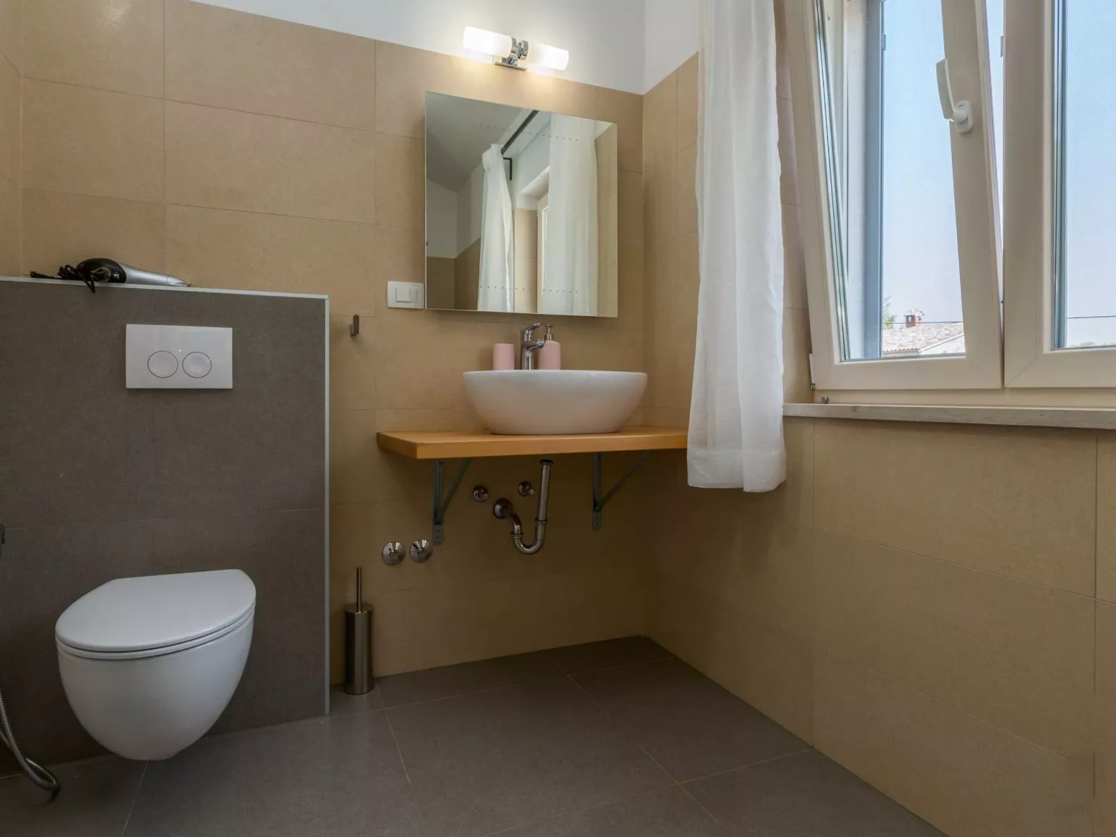 Tolles Ferienhaus in Deklići mit Privatem Pool