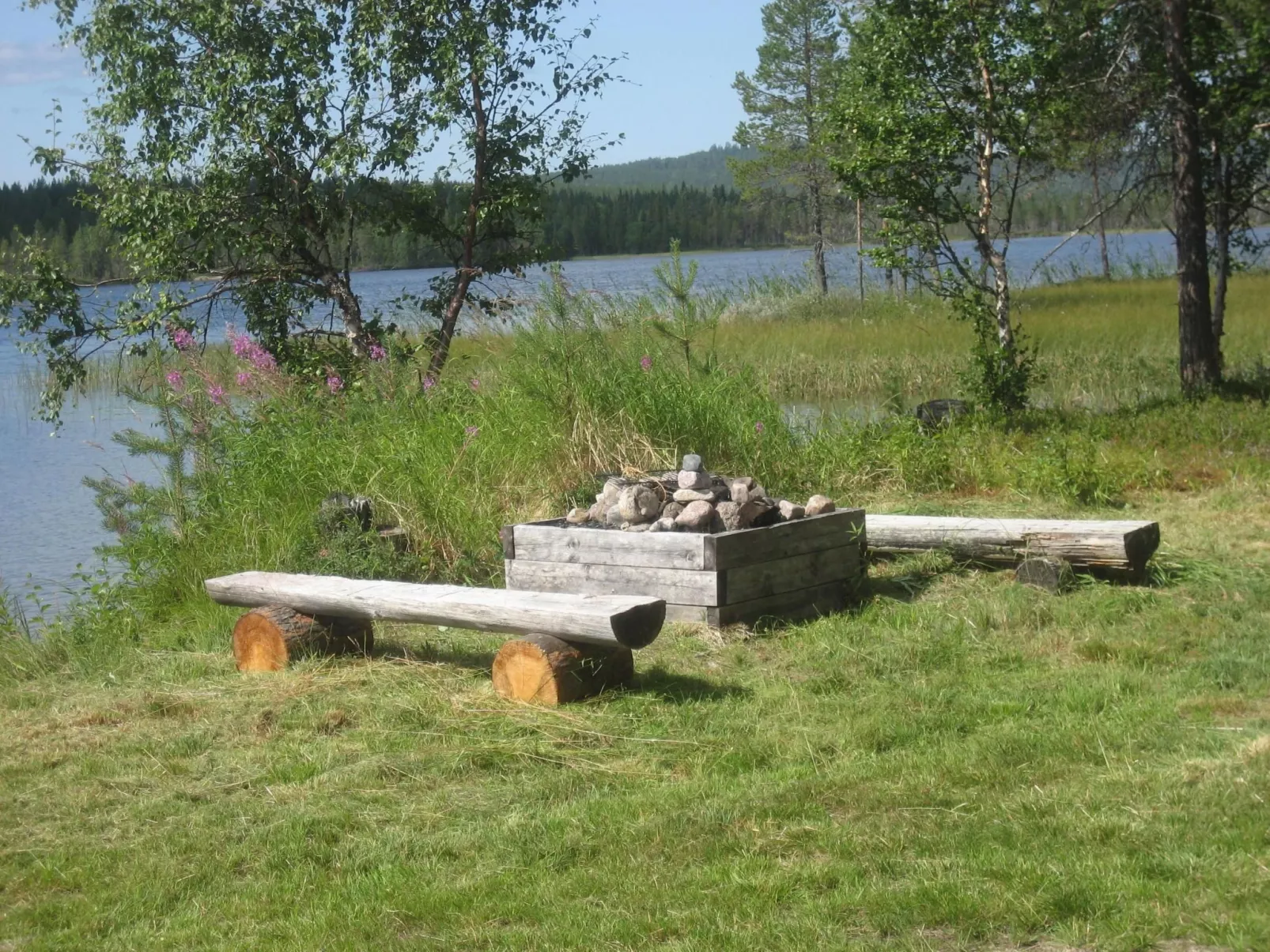 Schwedisches Holzhaus mit Grill und Terrasse