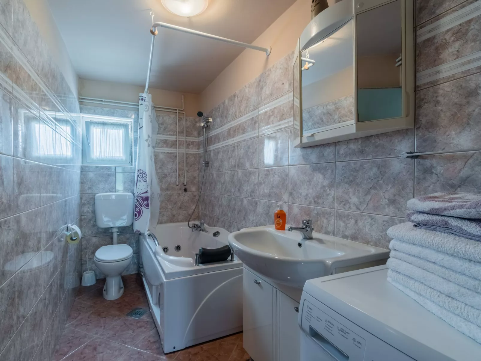 Schönes Haus mit großer grüner Umgebung, Pool-Binnen