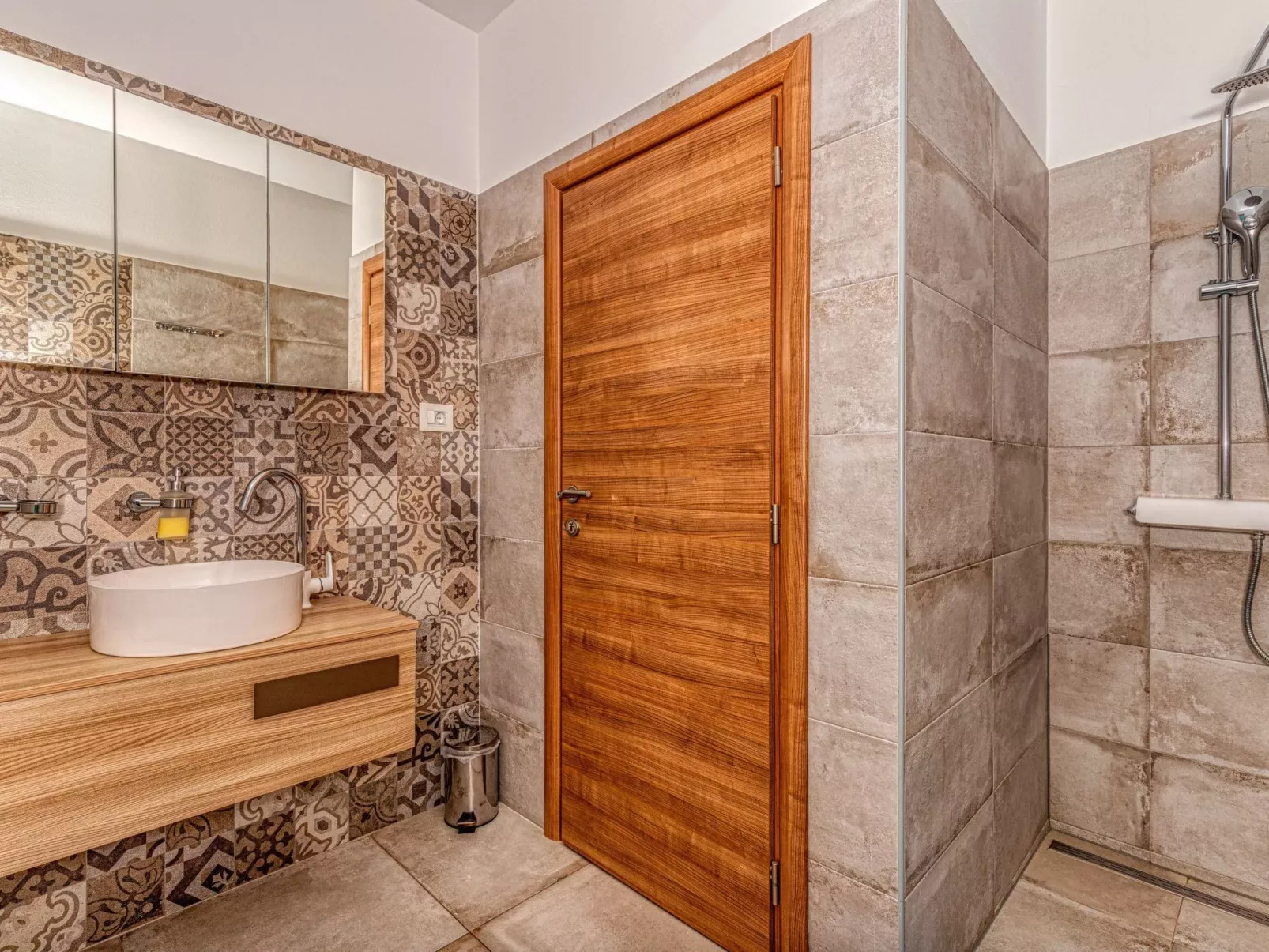 Leon's Holiday Homes-Binnen