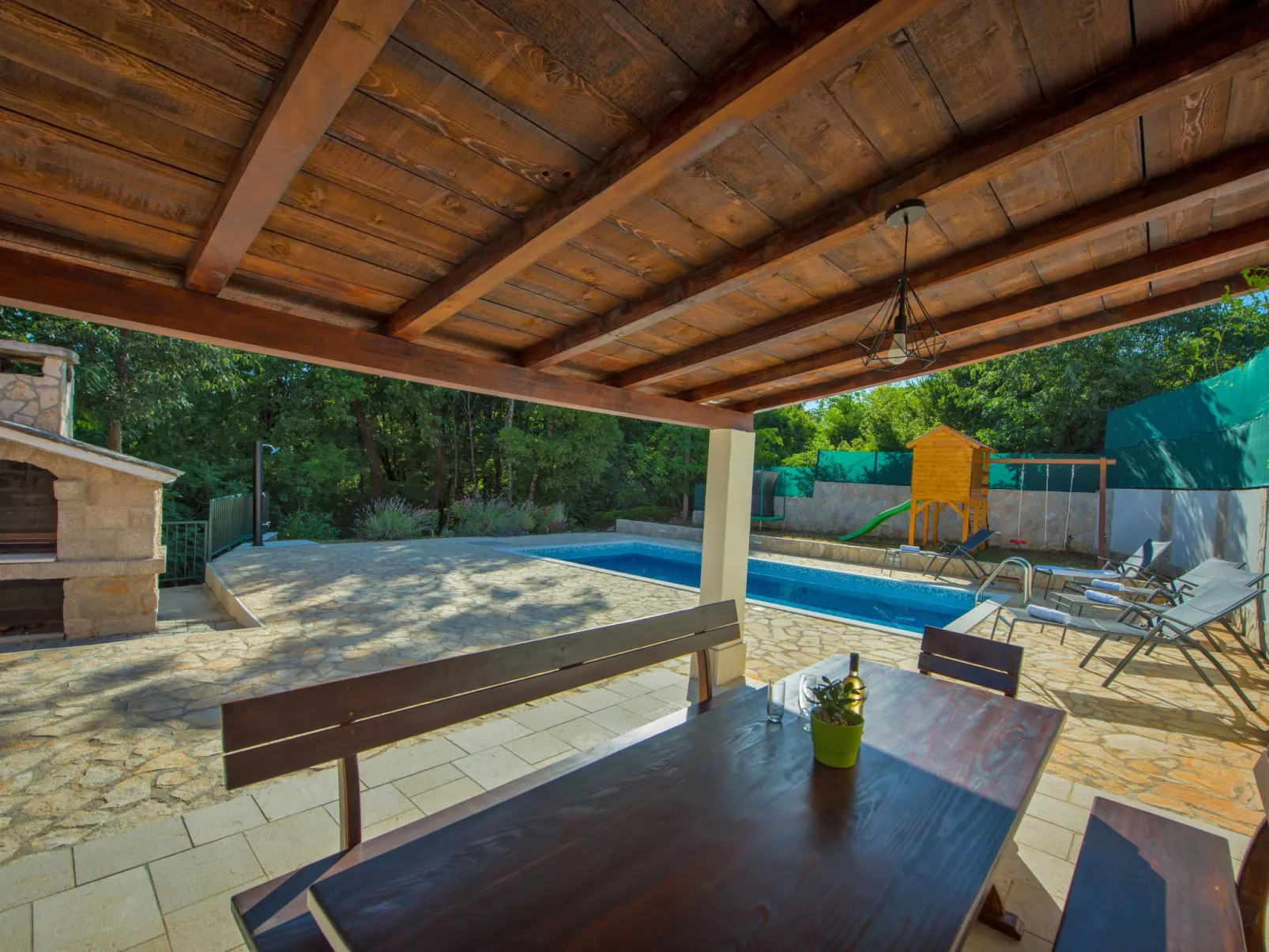 Haus in Grubine mit Außenpool-Buiten