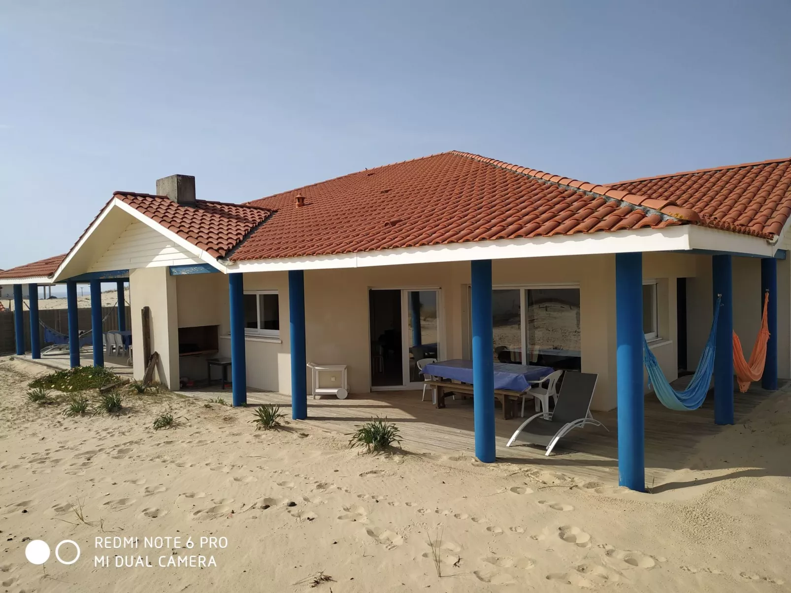 Haus am Meer, die Füße im Sand