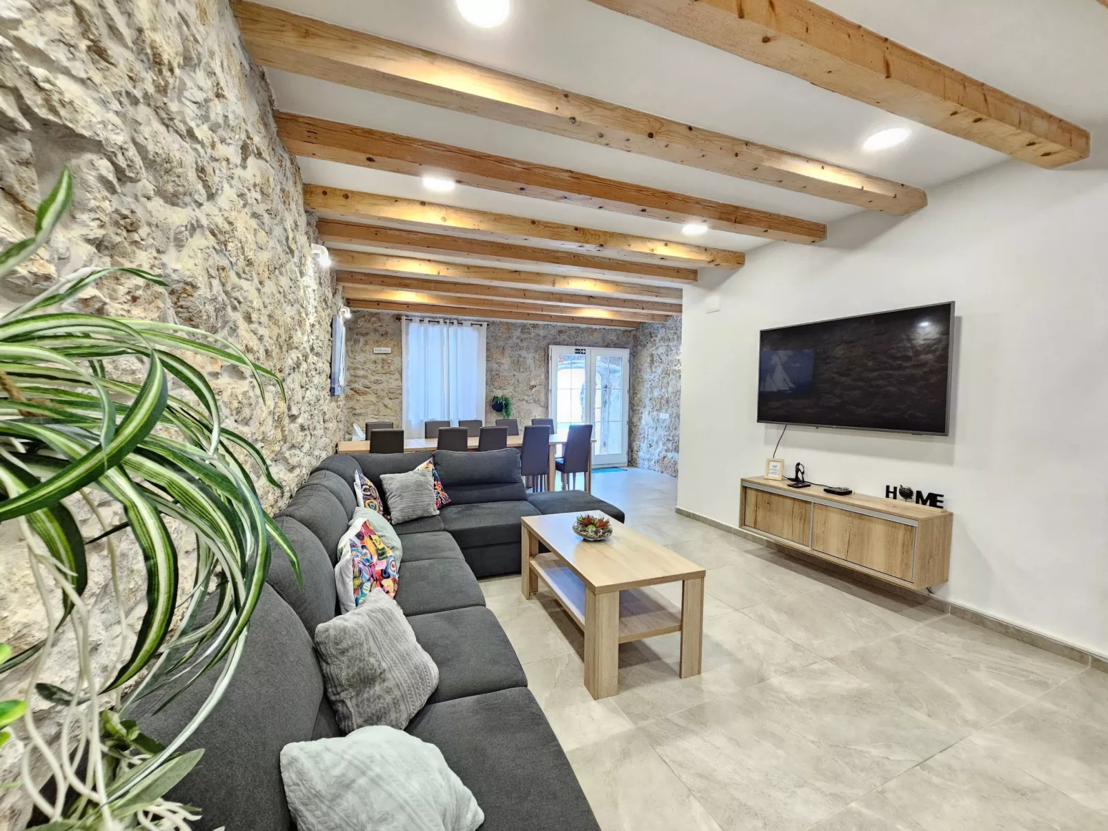 Steinhaus mit privatem Außenpool