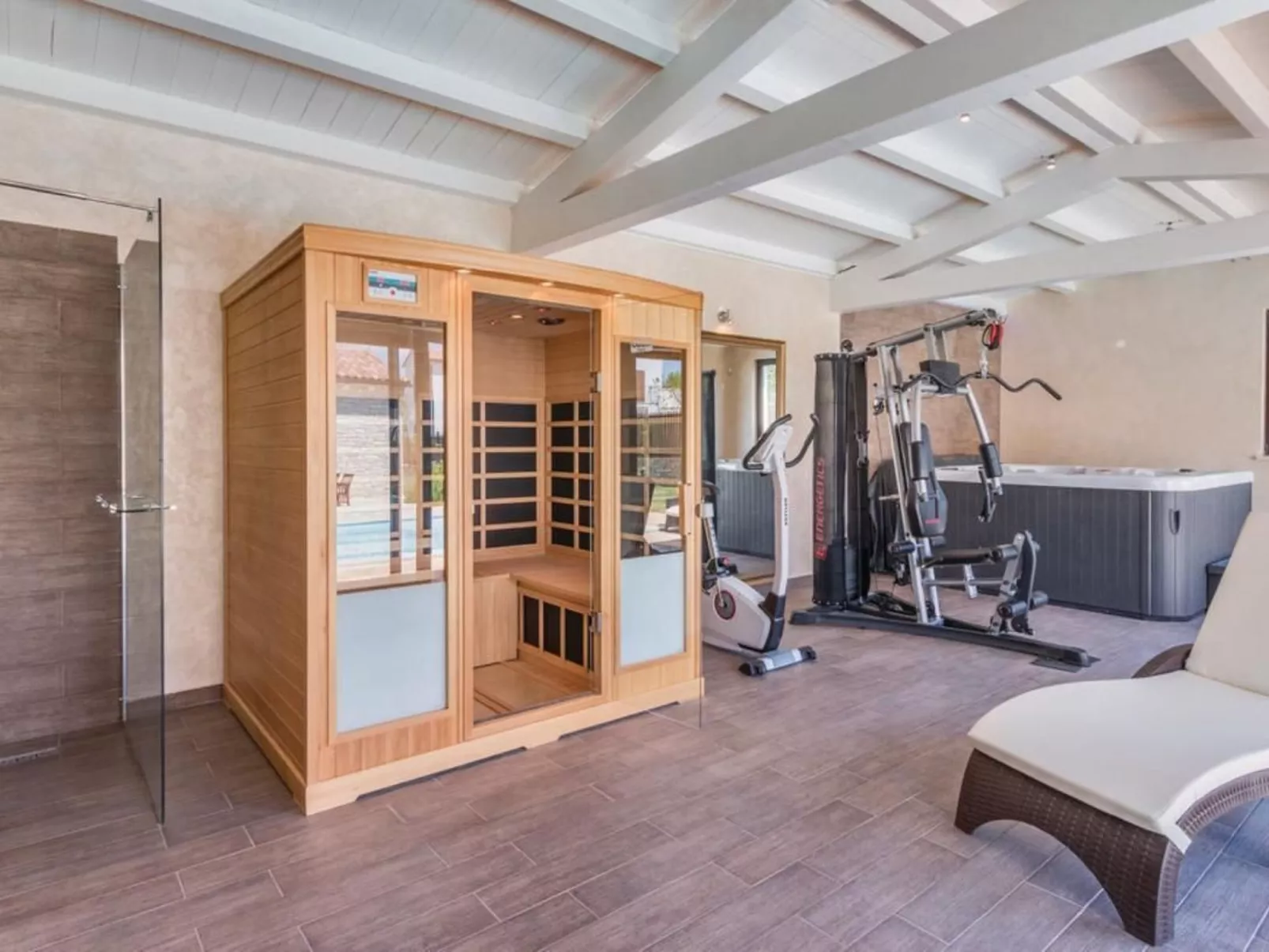 Mit Whirlpool und Sauna