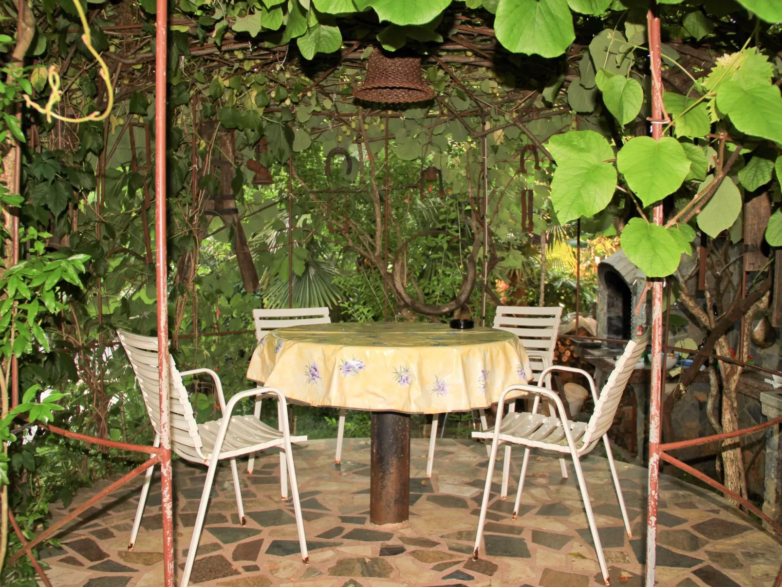 Im Erdgeschoss mit Garten und Laube fur zwei Perssonen mit dem eigenen Parkplat-Buiten