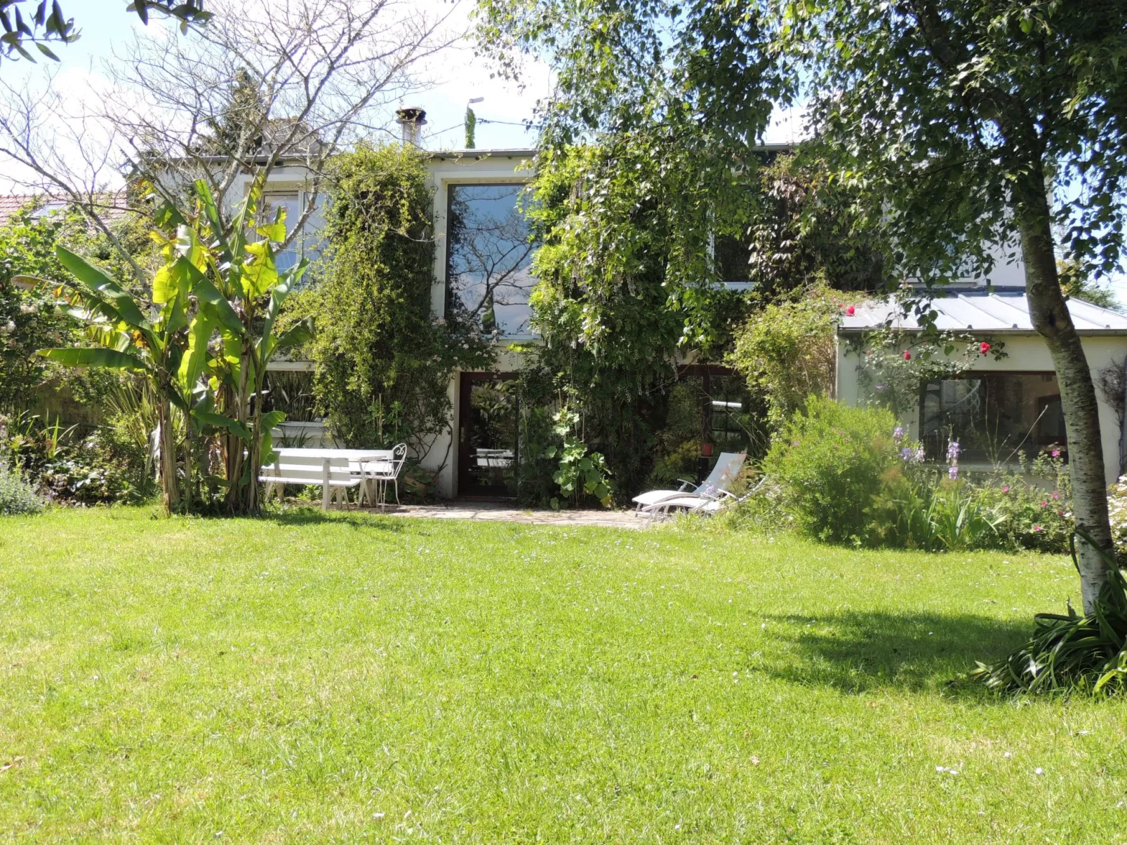 Großes Familienhaus mit schön angelegtem Garten-Buiten