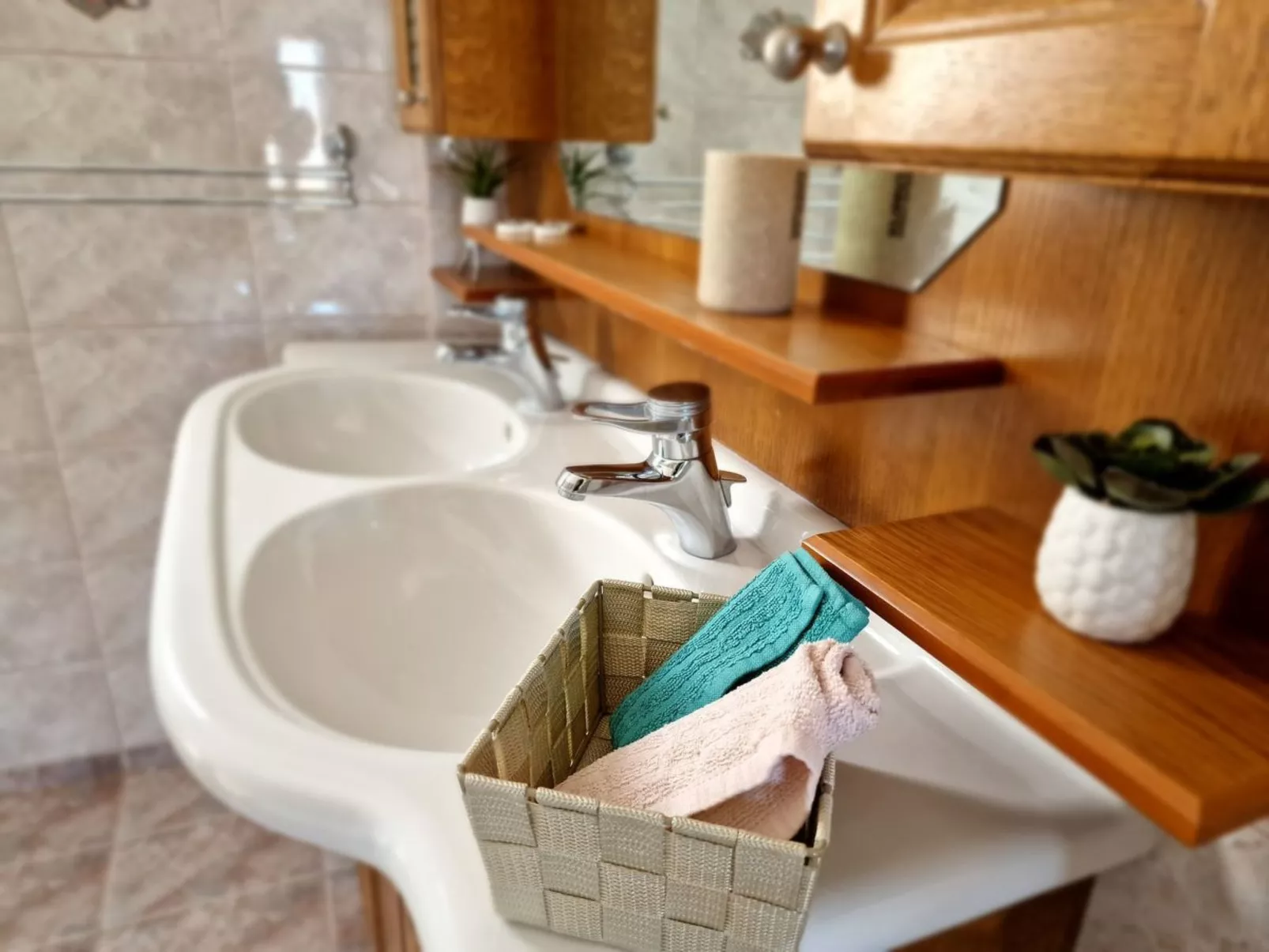 Vollständig umschlossene und großzügig angelegte dreistöckige Ferienvilla mit f-Binnen