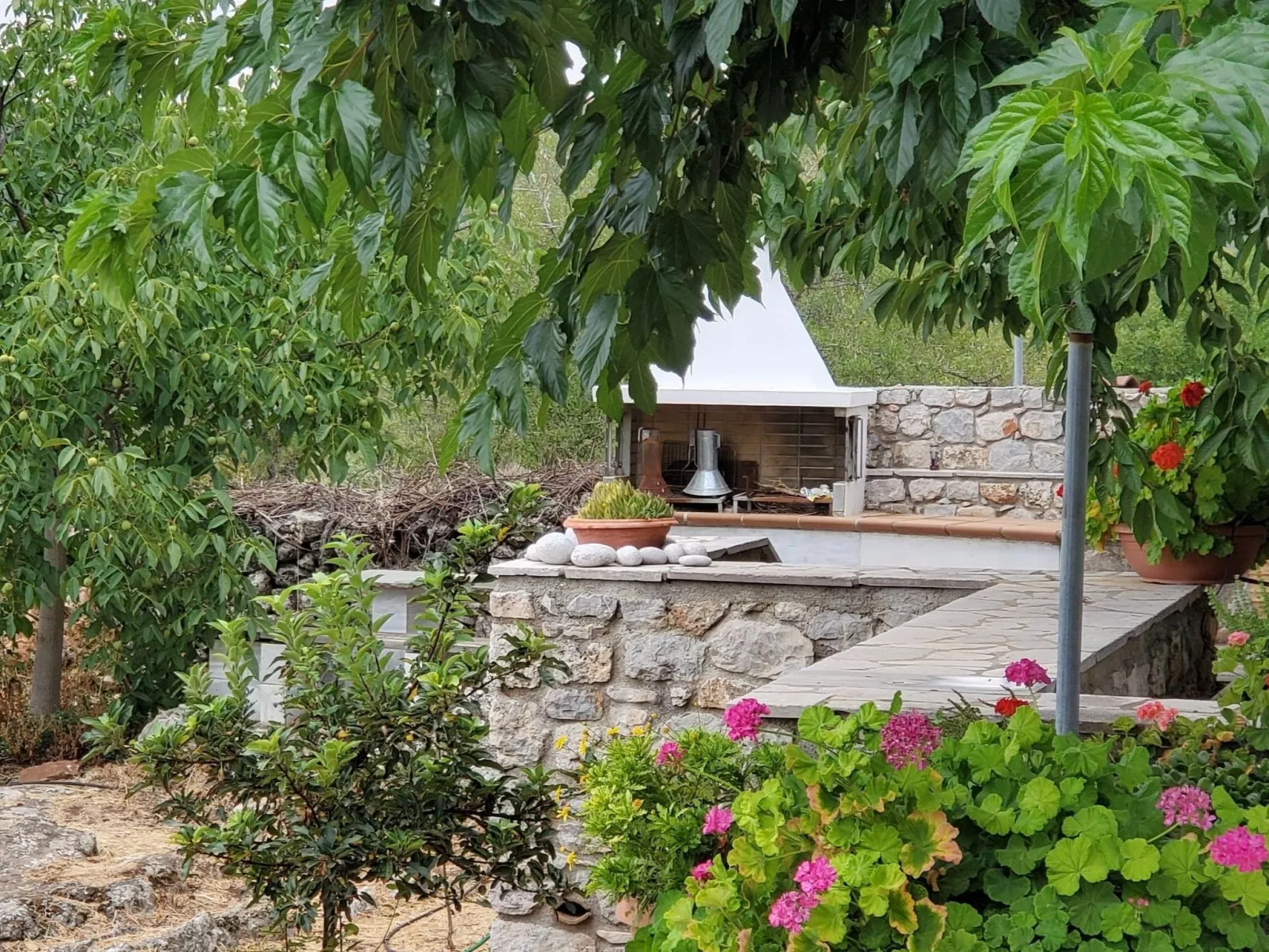 Steinhaus in Leonido mit Parkplatz