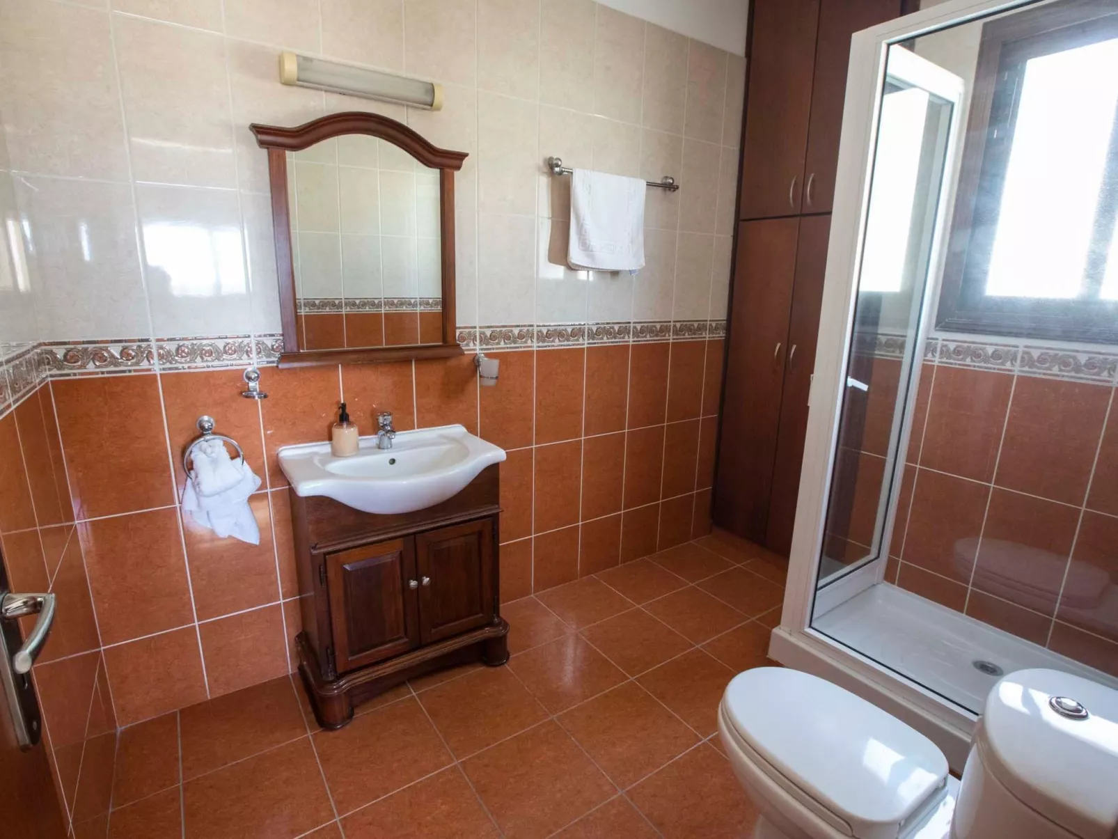 Villa mit Blick auf die Berge und Whirlpool-Image-tags.info