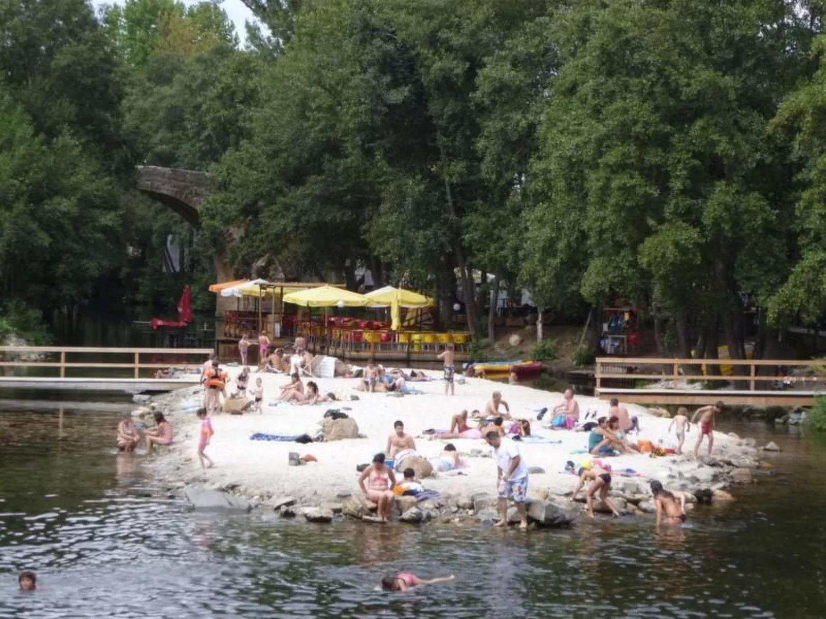 Mit Sonnenterrasse und großem Garten-Buiten