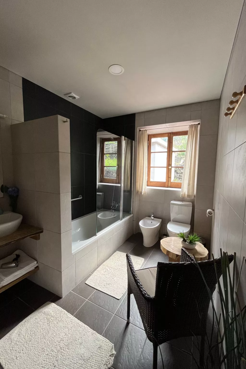 "Vinea Lava" mit Blick auf das Wasser