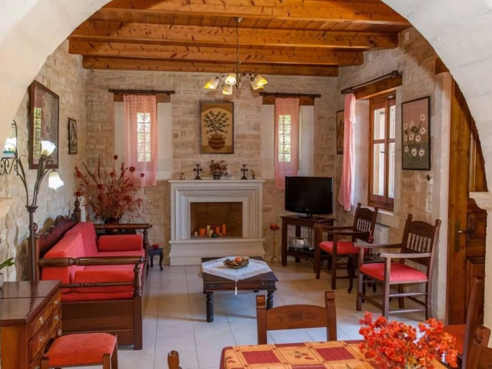 Traditionelle Steinvilla Phaedra in Strandnähe