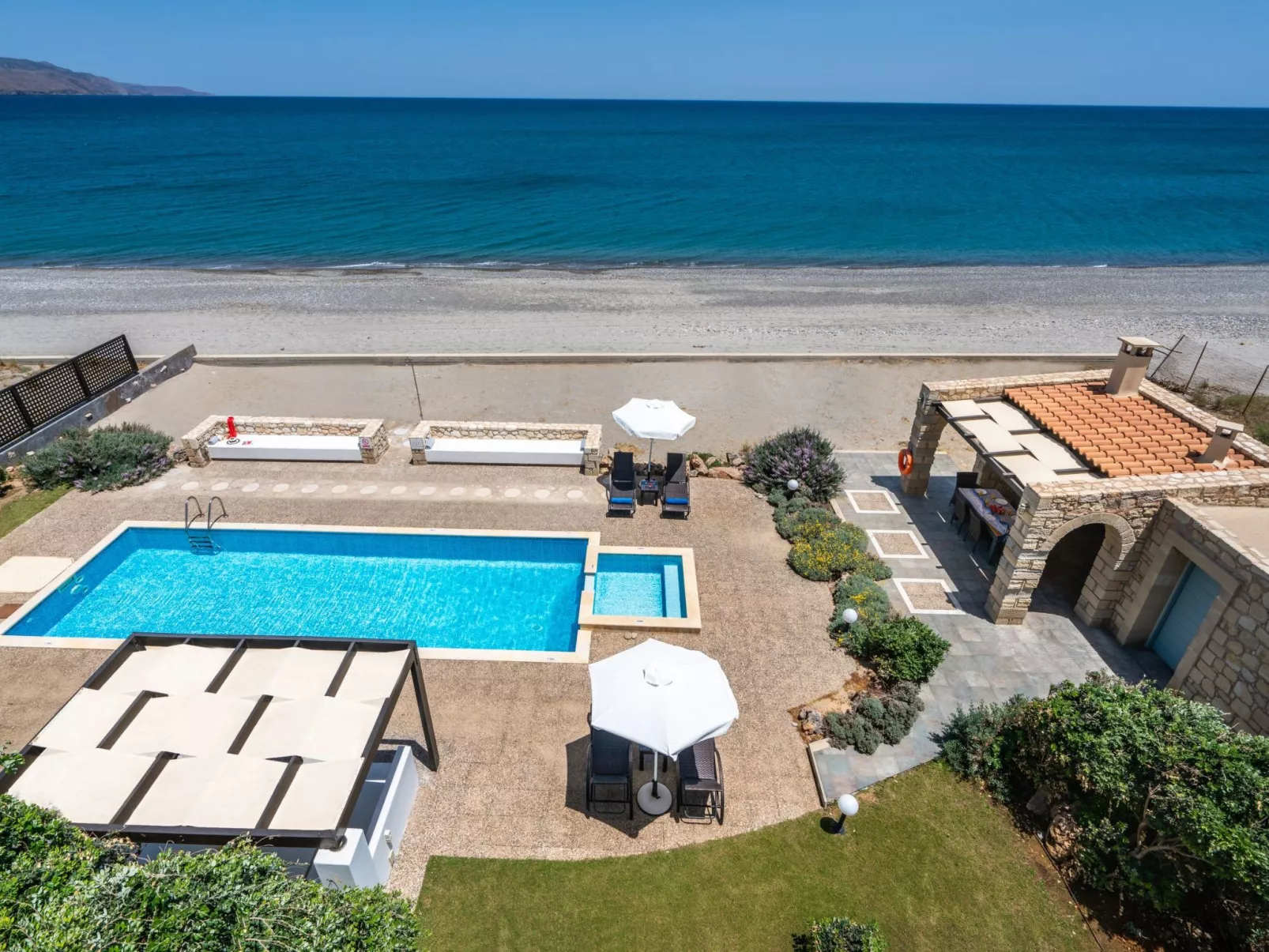 Villa am Strand mit privatem Pool und Tischtennisplatte