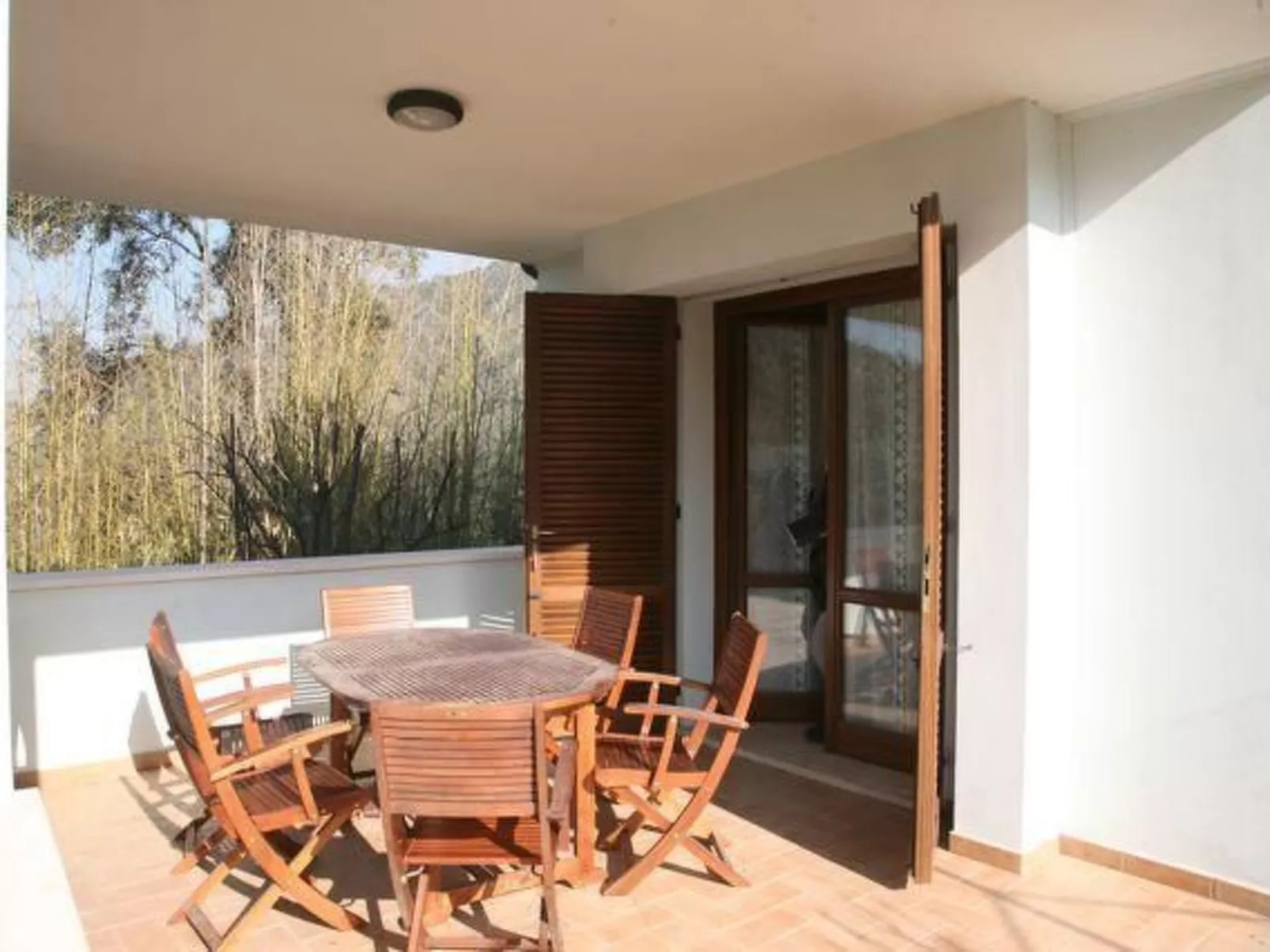 Mit Blick auf das Wasser